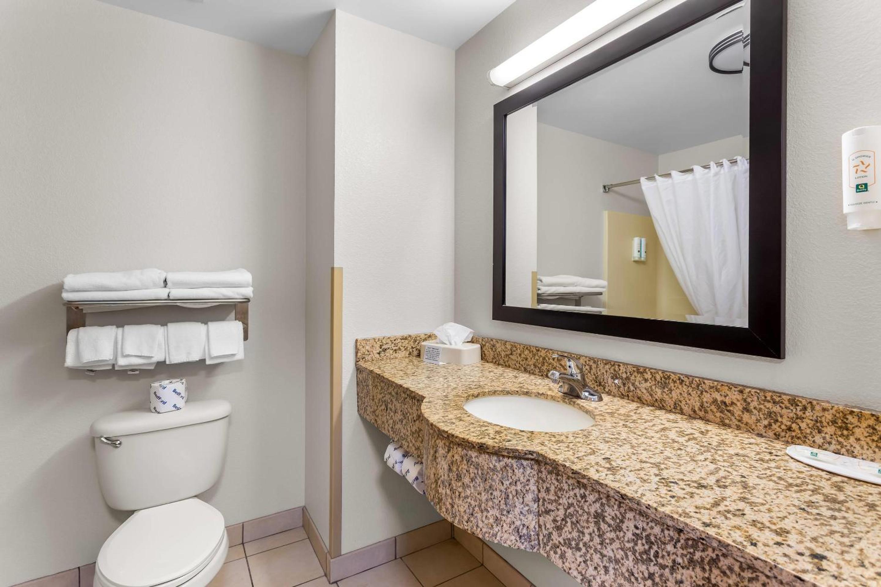 Queen Room with Two Queen Beds - Accessible/Non-Smoking  - Photo 4