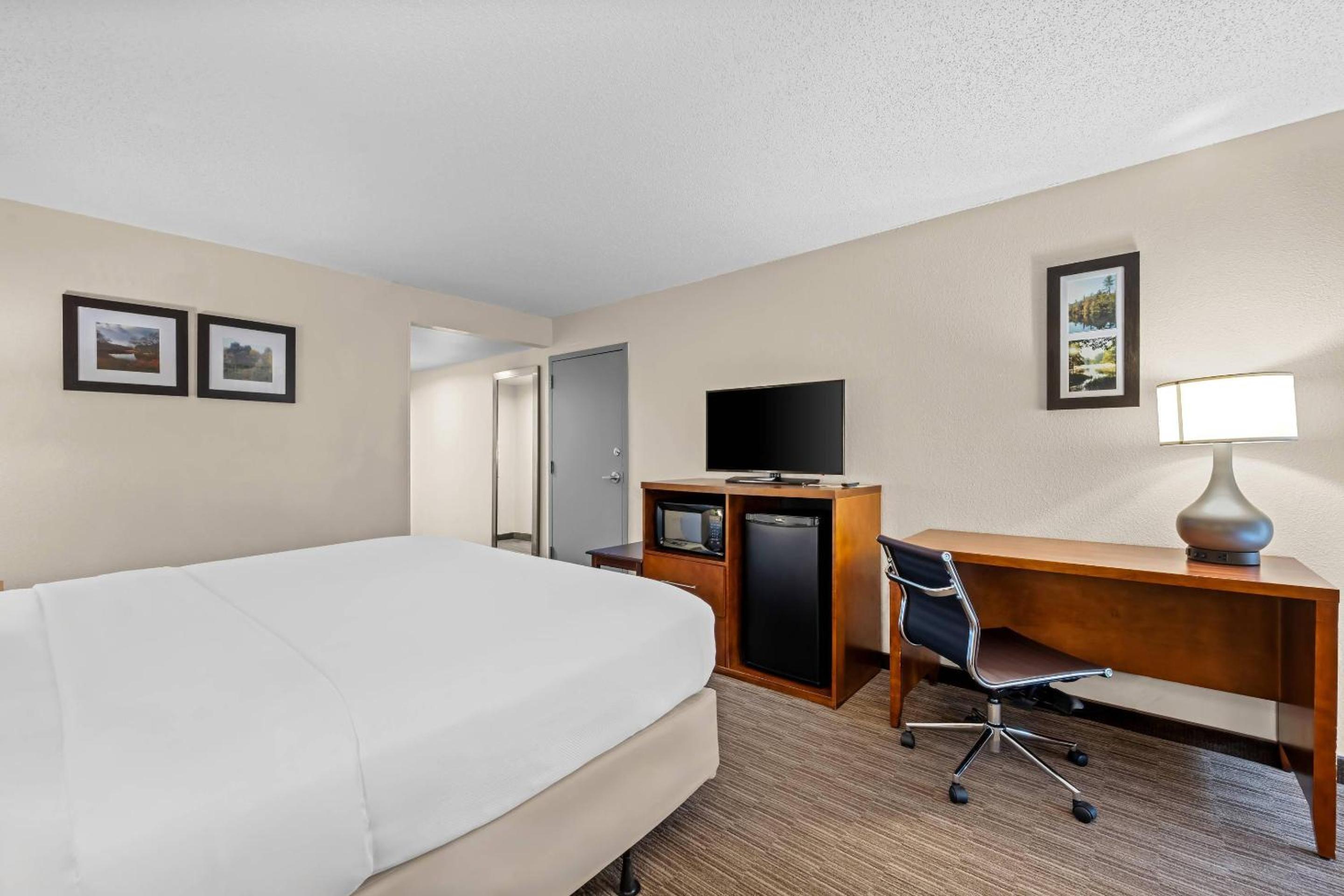 King Room with Whirlpool - Non-Smoking photo 2