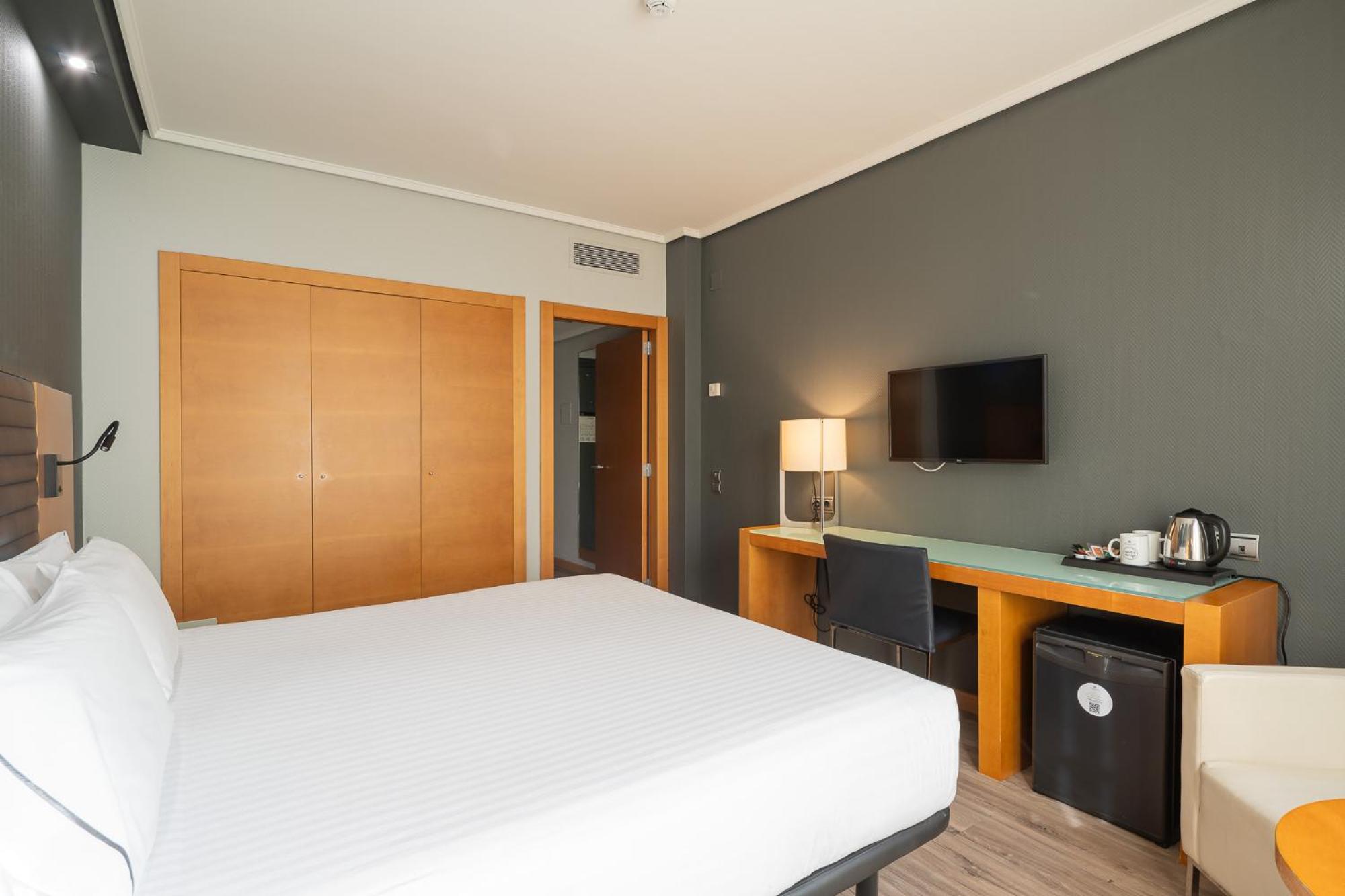 Double or Twin Room with Terrace - Photo 4