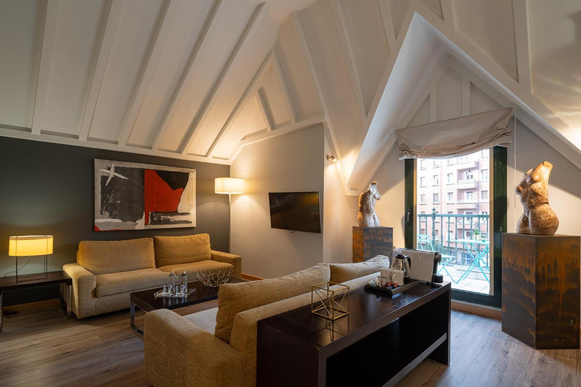 Suite - Photo 1