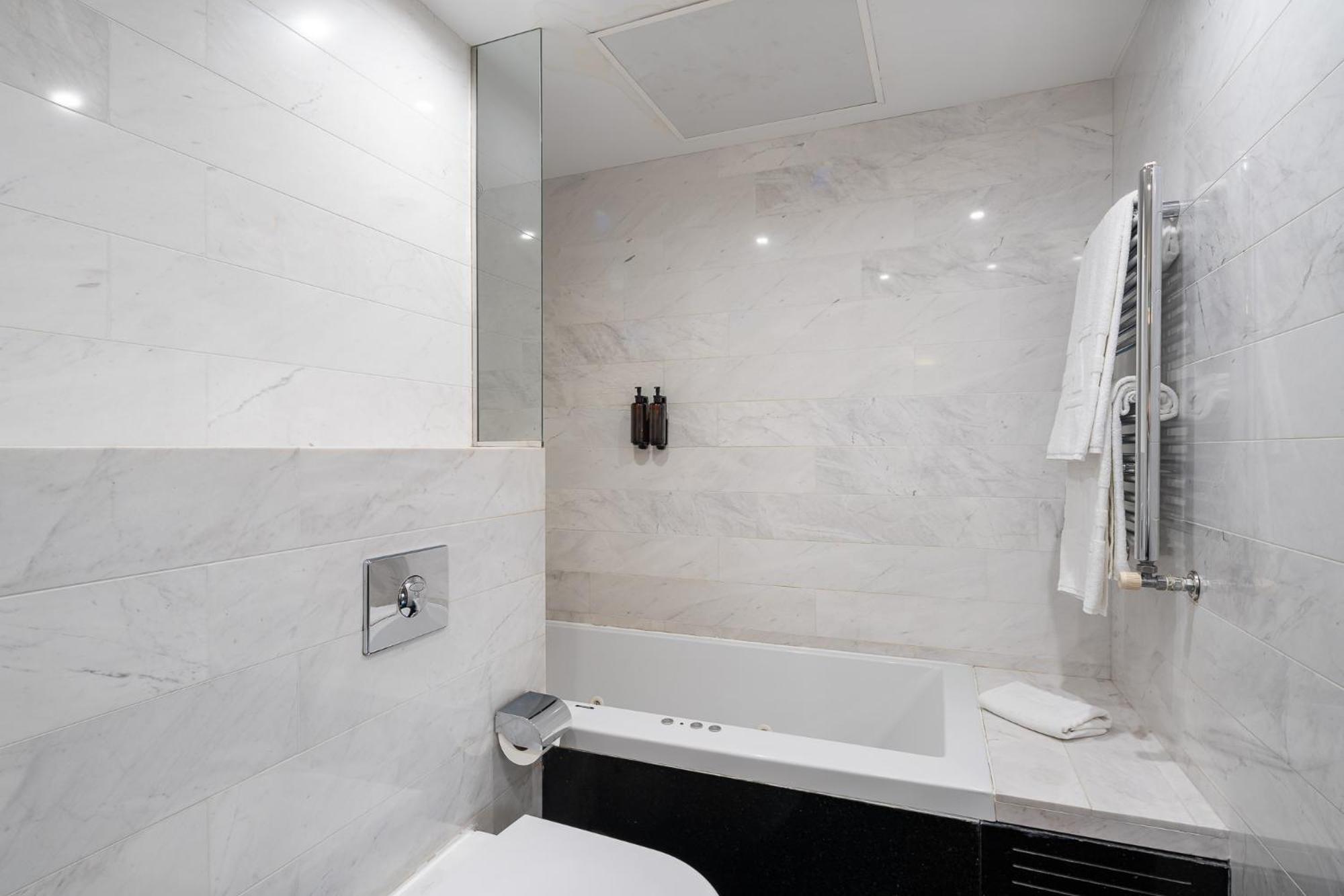 Suite - Photo 2