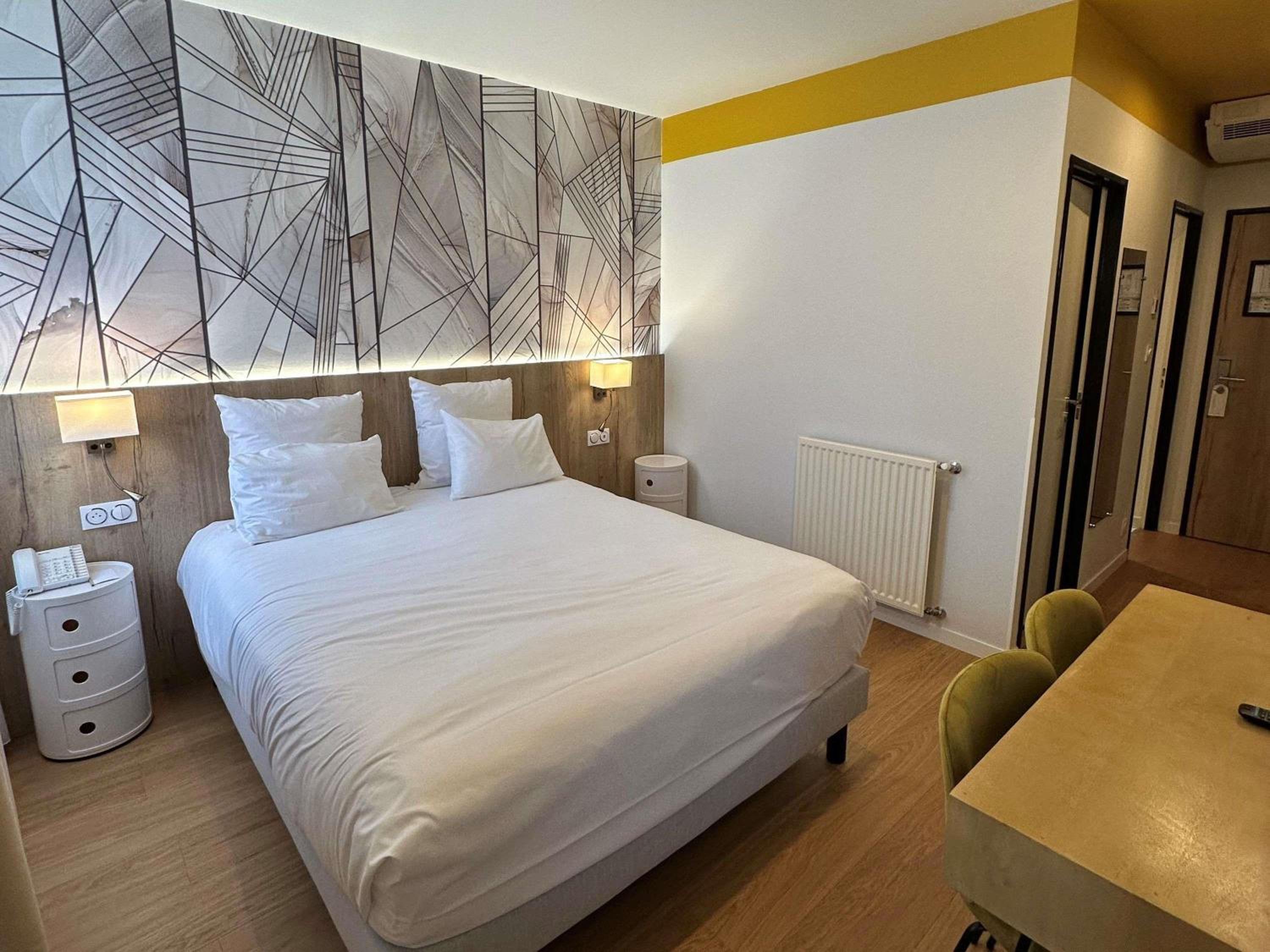 Standard Room with Four Single Beds - Photo 1