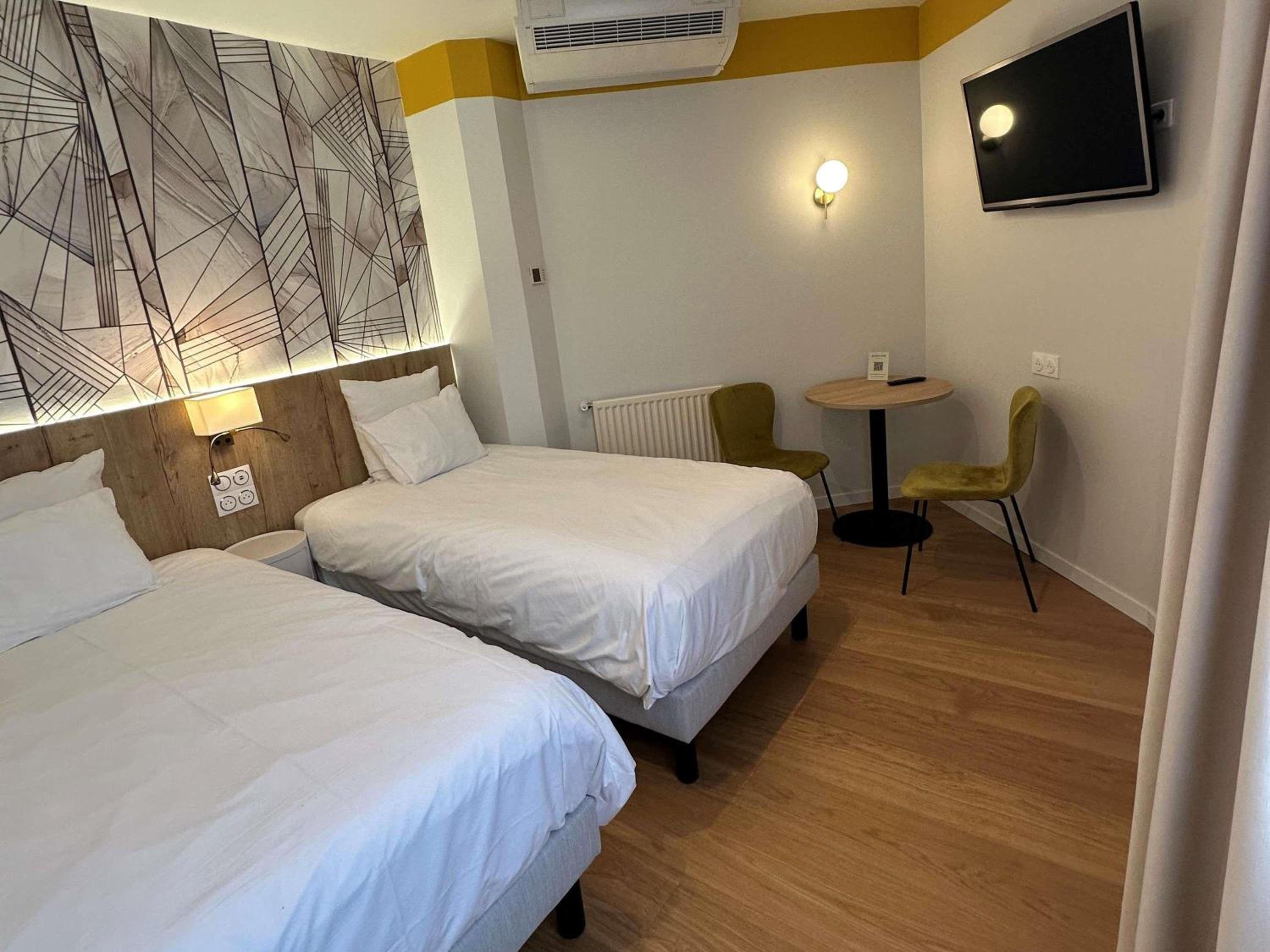 Standard Room with Four Single Beds - Photo 3