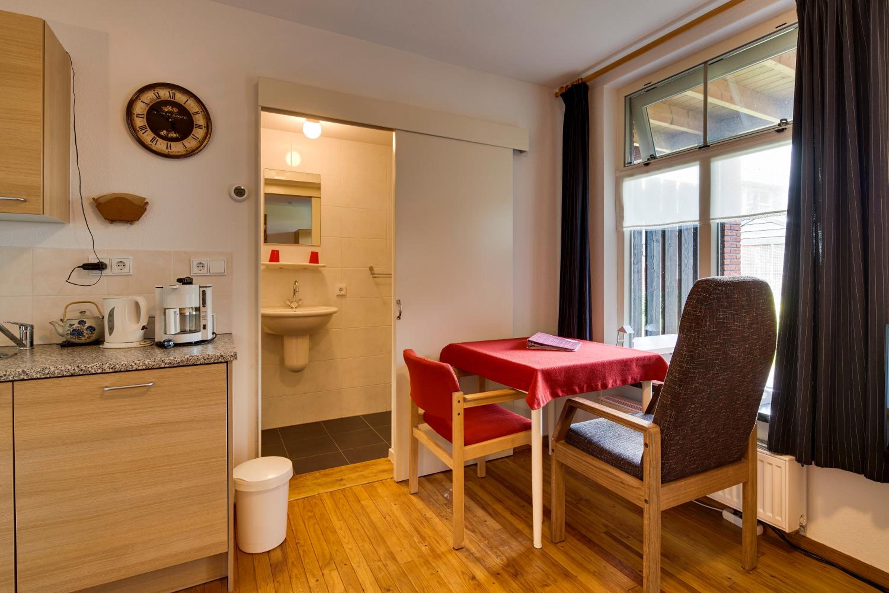 Standard Twin Room photo 2