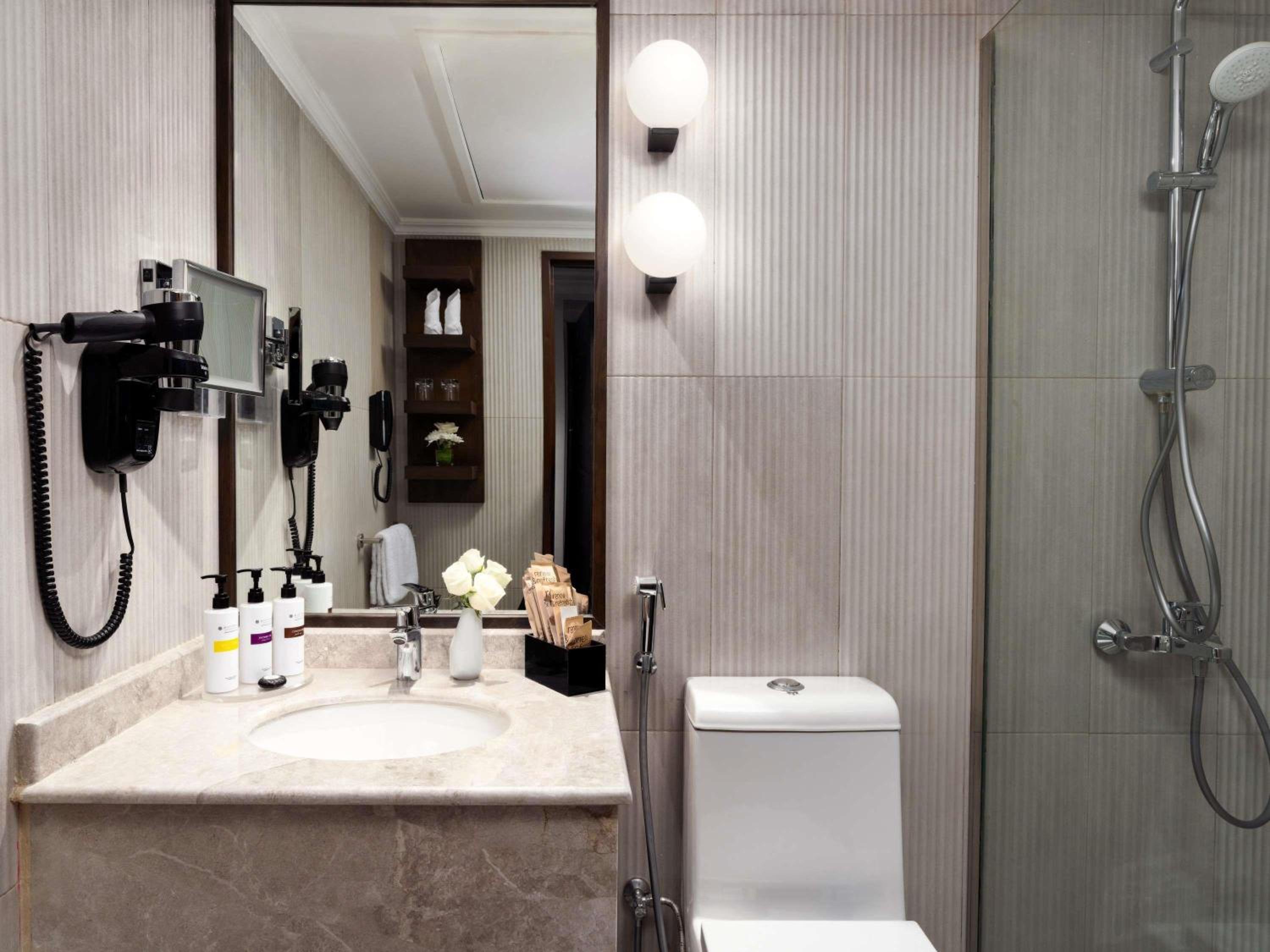 Deluxe Twin Room with Two Single Beds and Partial Kaaba View - Photo 4