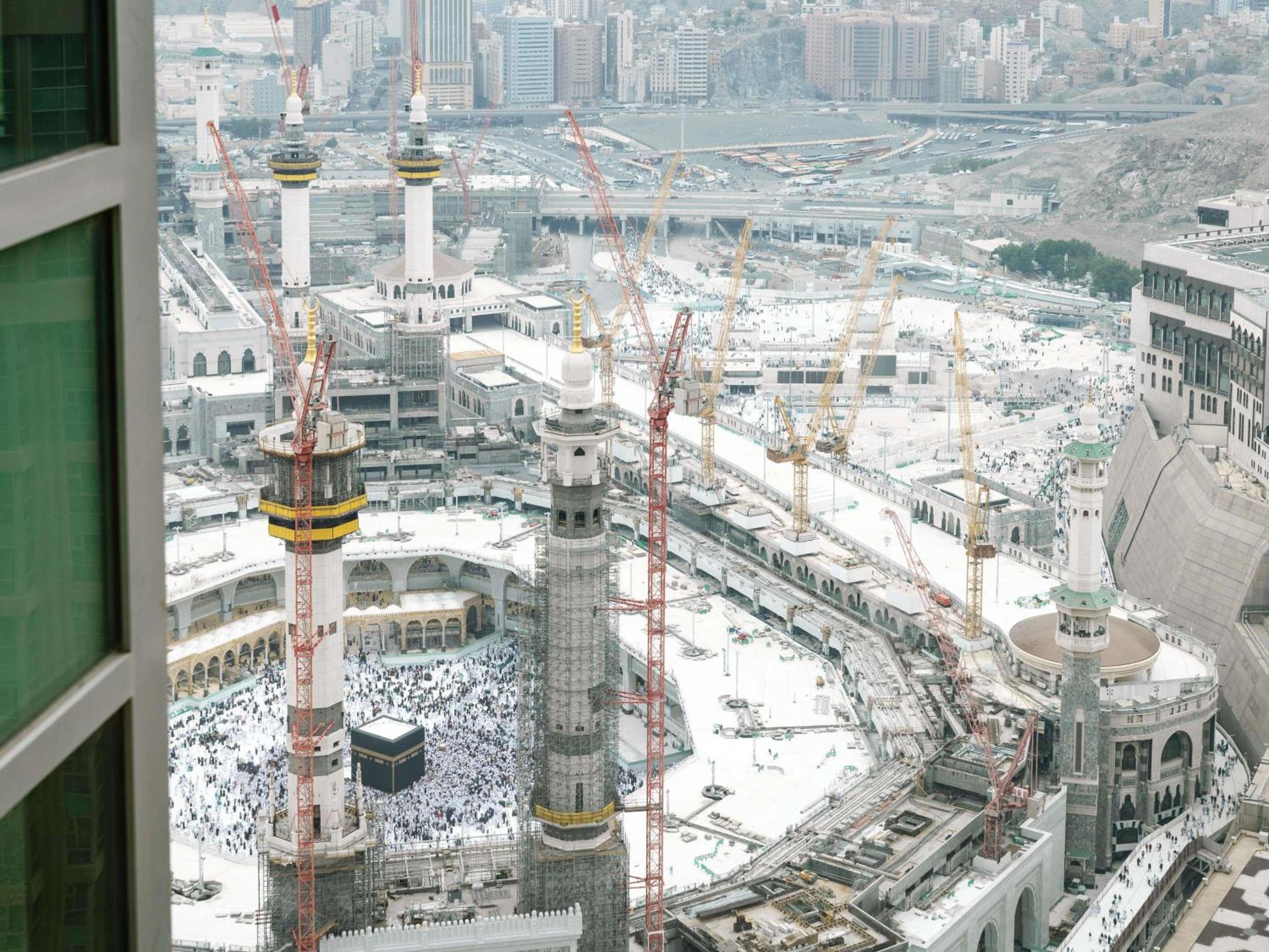 Deluxe Twin Room with Two Single Beds and Partial Kaaba View - Photo 6