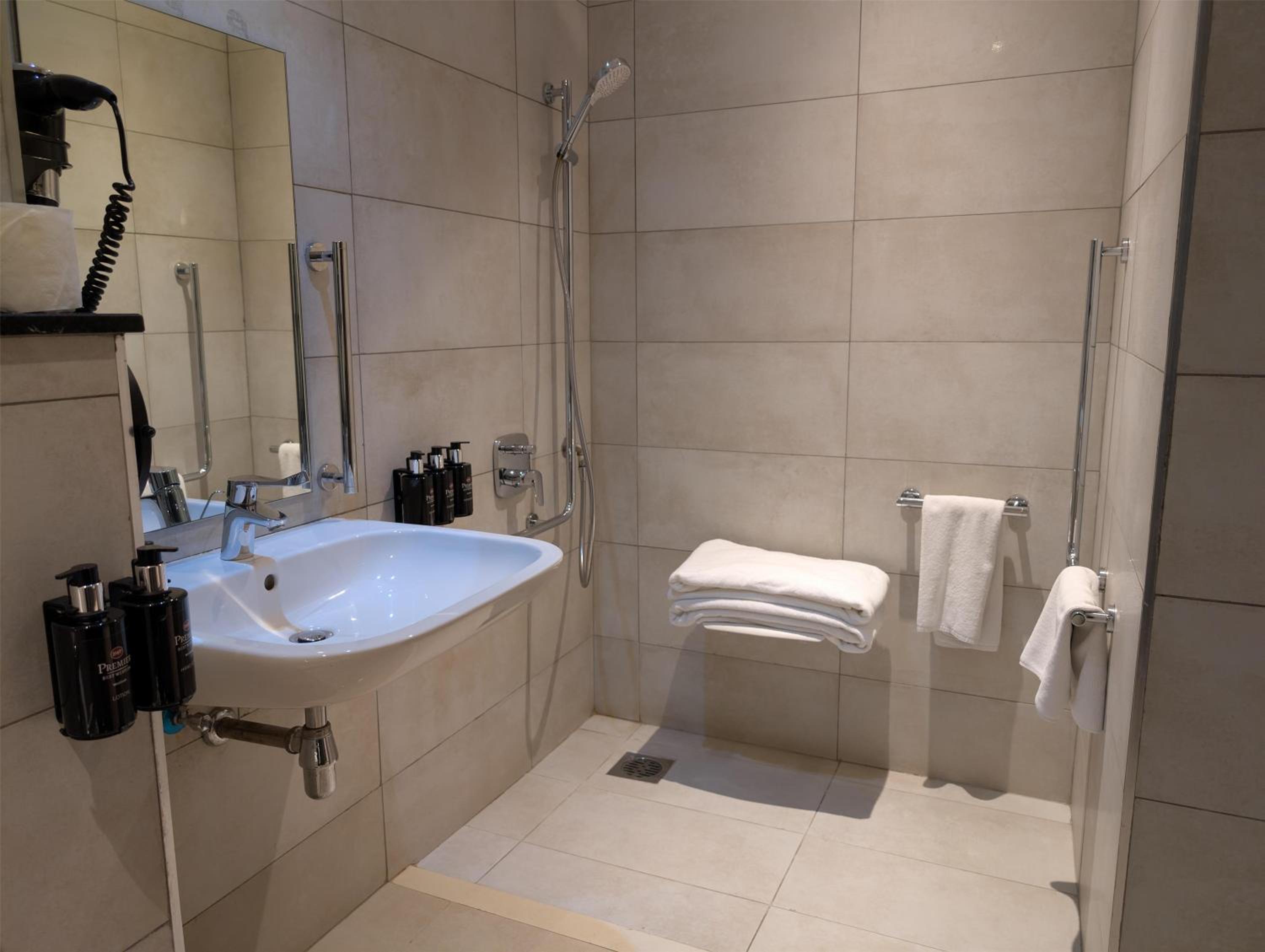 Accessible Superior King Room - Photo 1