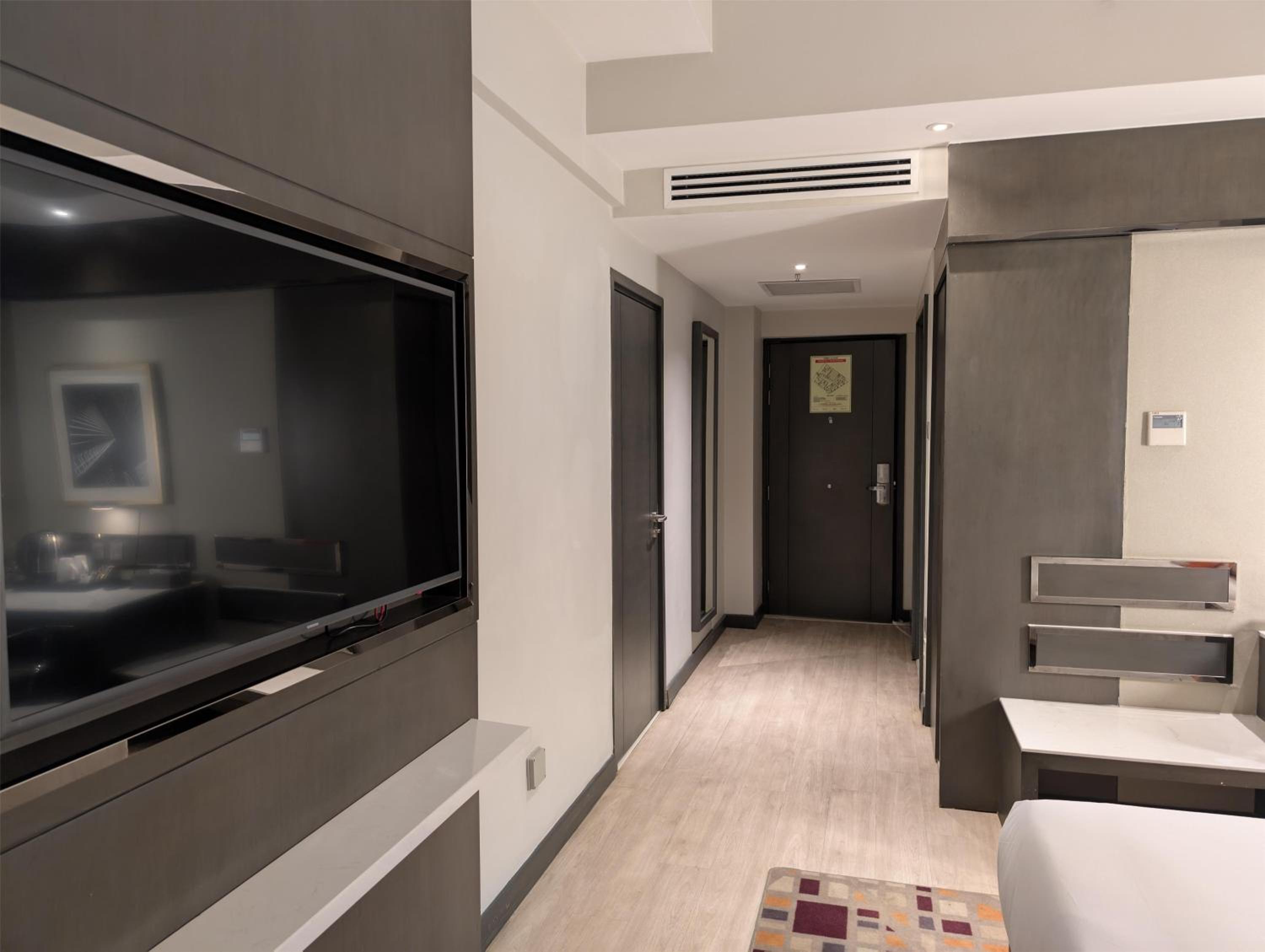Accessible Superior King Room - Photo 2