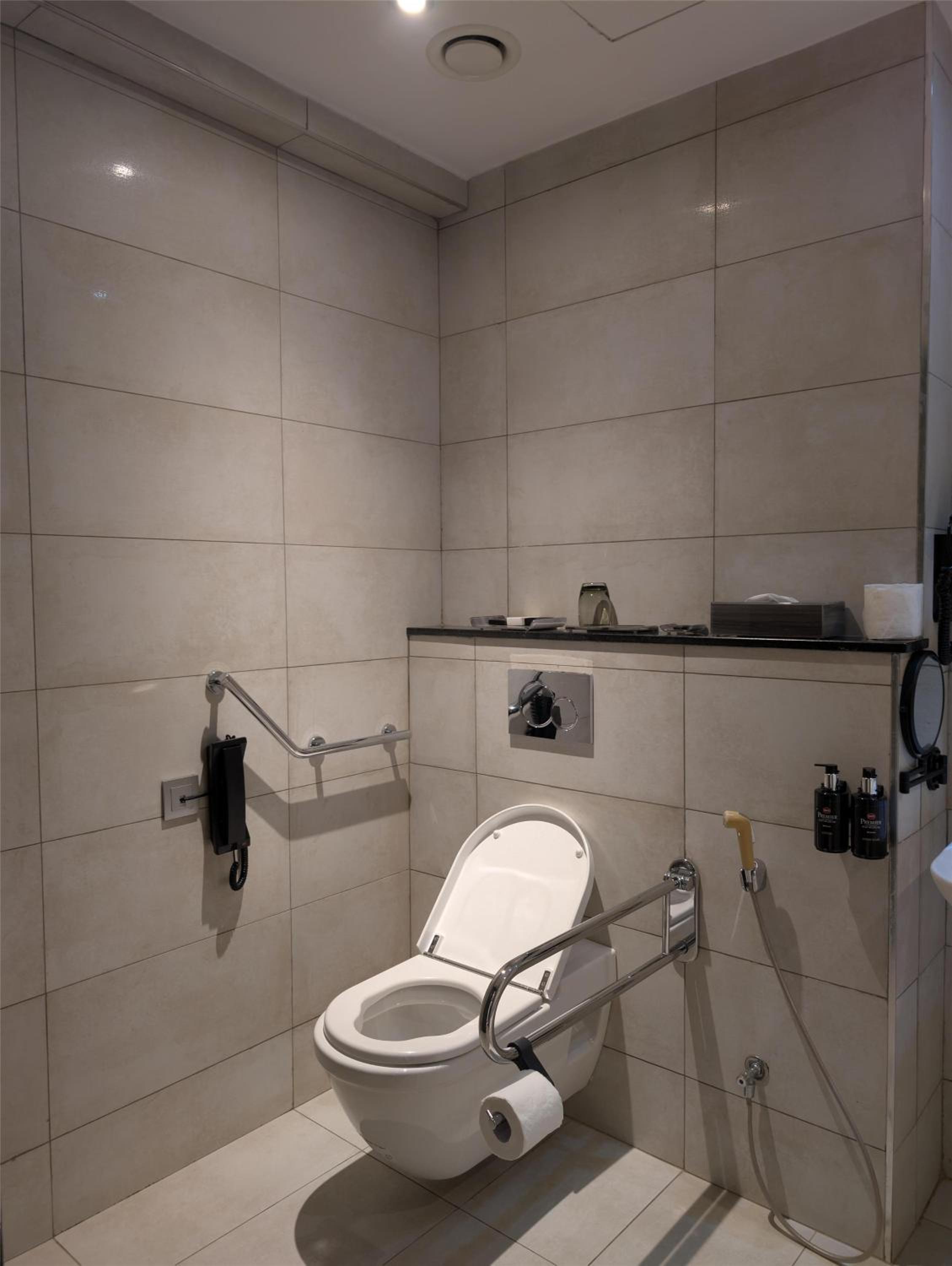 Accessible Superior King Room - Photo 9