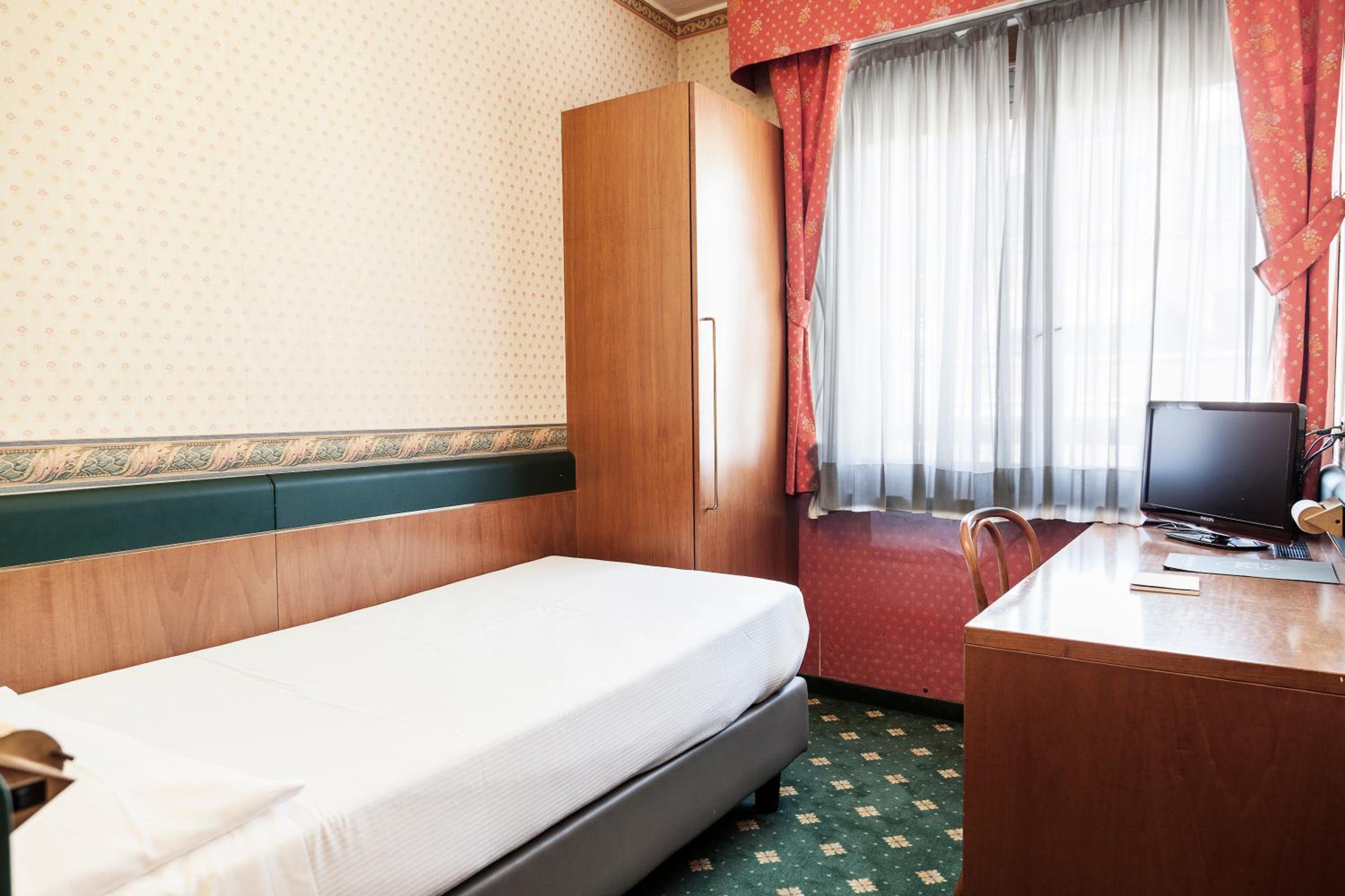 Single Room thumbnail 5