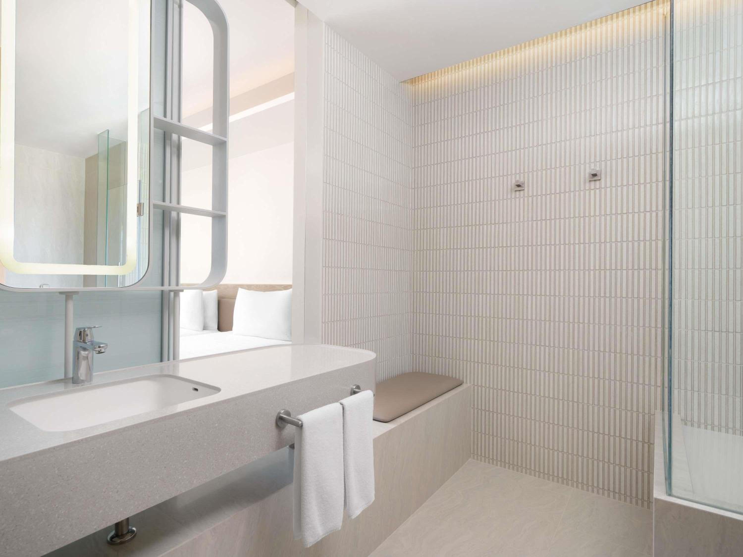 Premier Deluxe Double Room with City View thumbnail 5