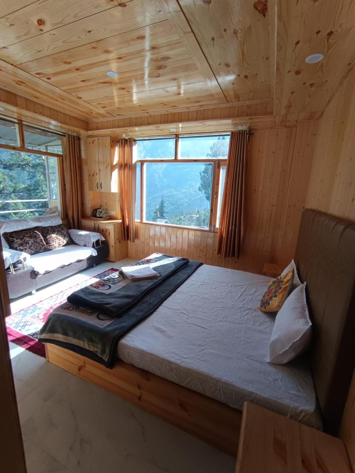 Deluxe Double Room with Balcony photo 2