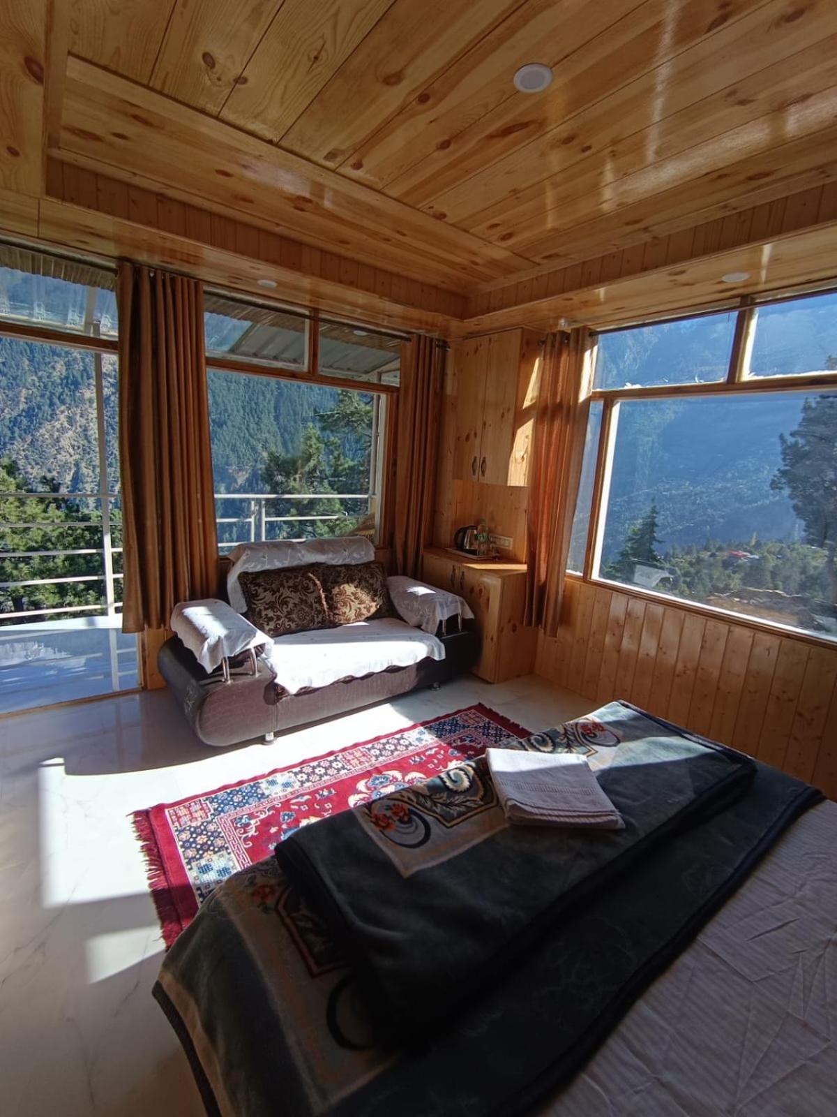 Deluxe Double Room with Balcony photo 3