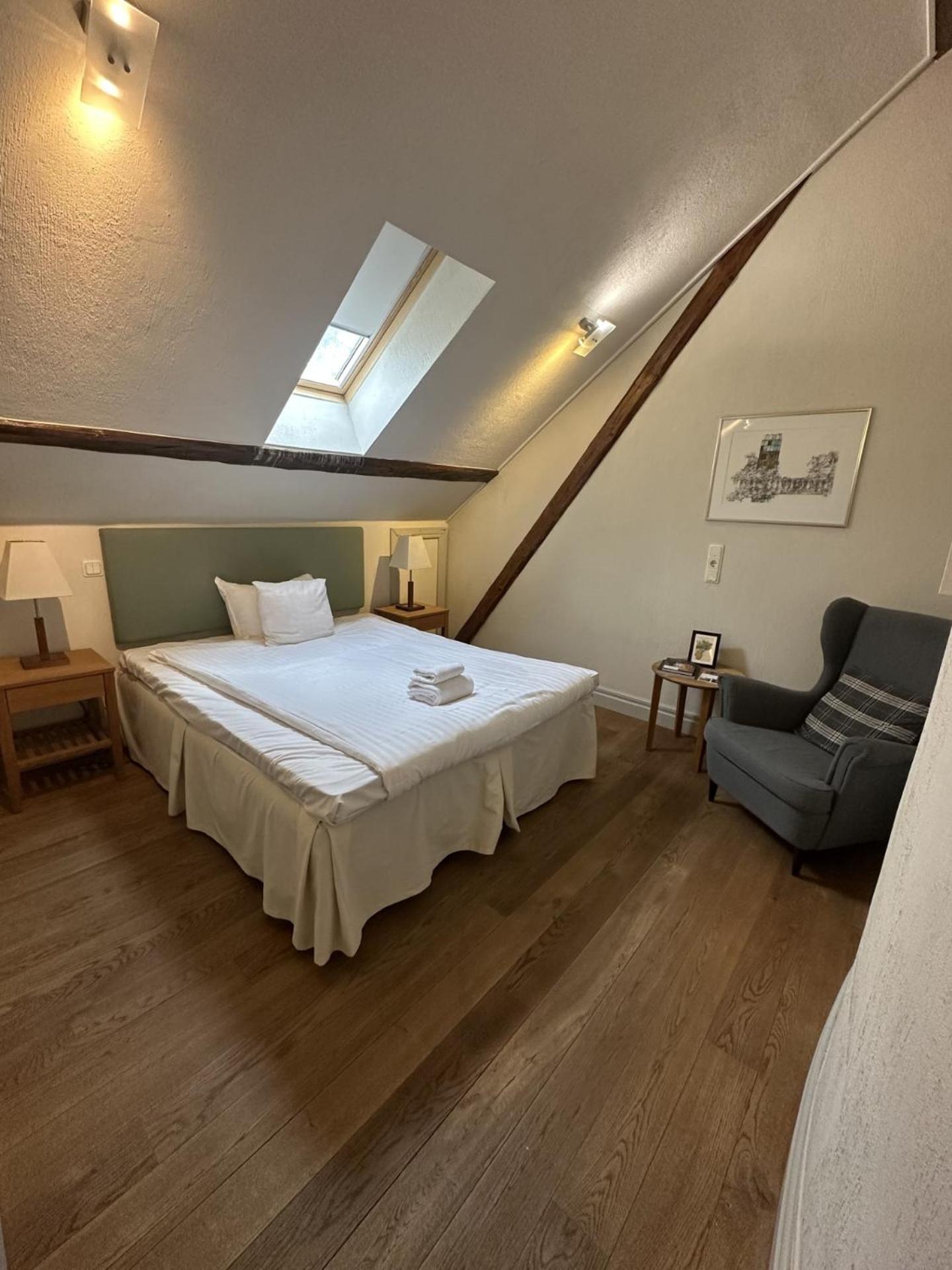Queen Room photo 1
