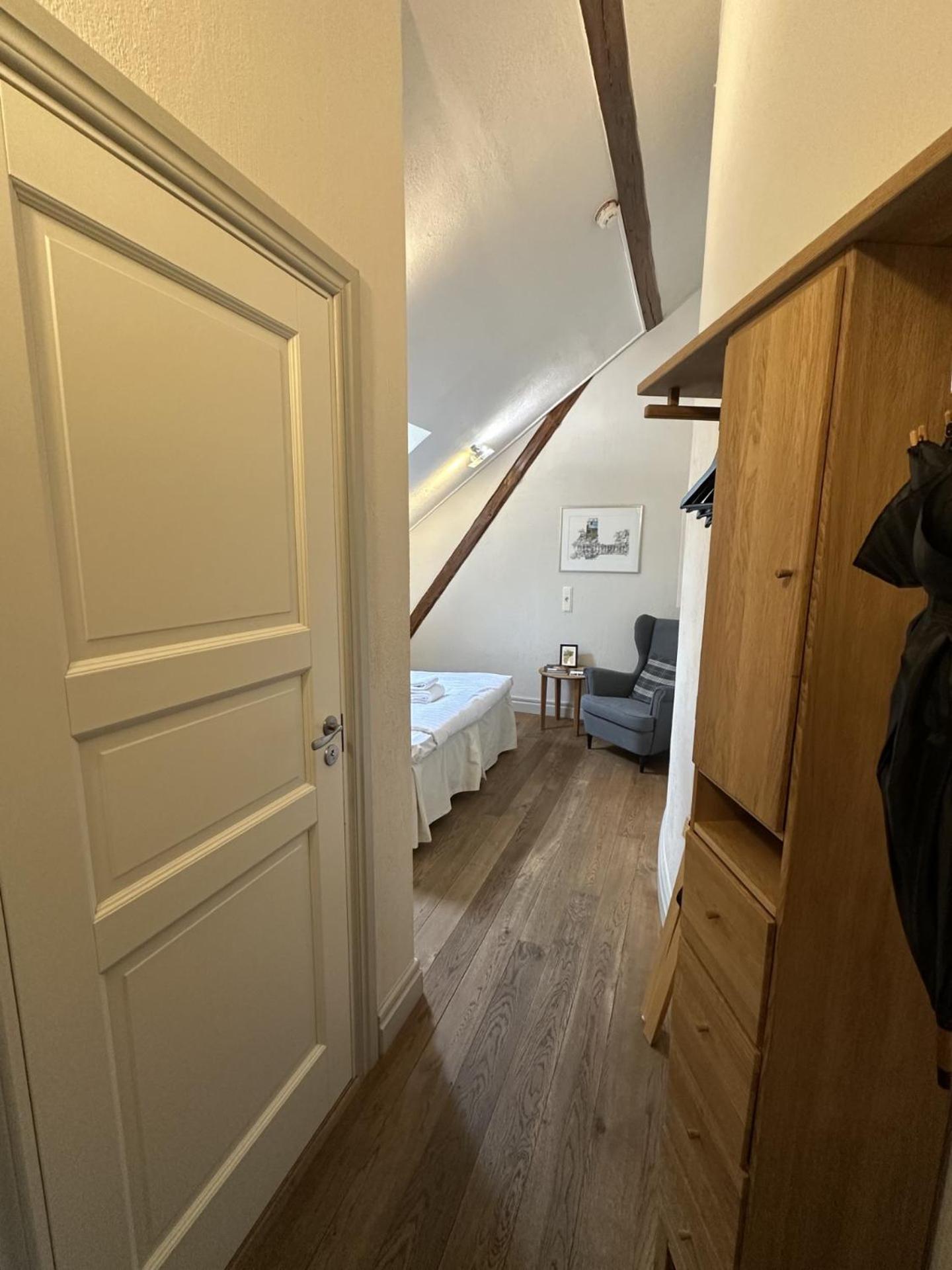 Queen Room photo 2