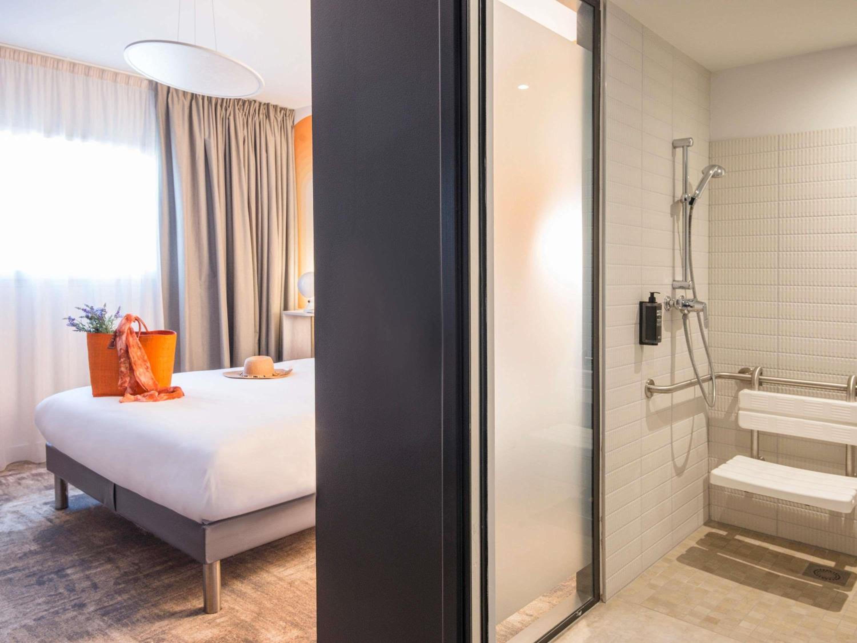Standard Room with One Double Bed and One Single Bed photo 3