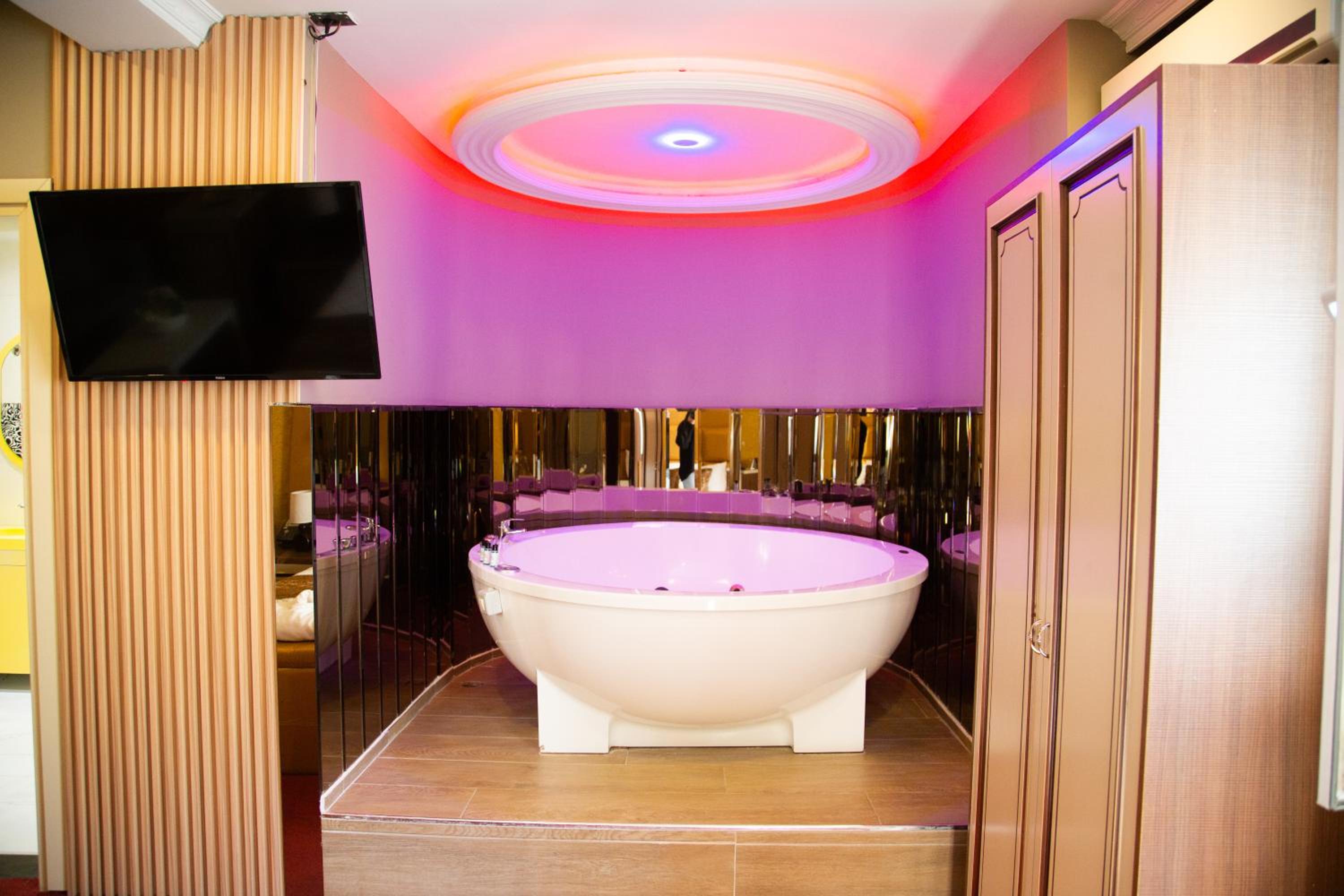 Suite with Hot Tub