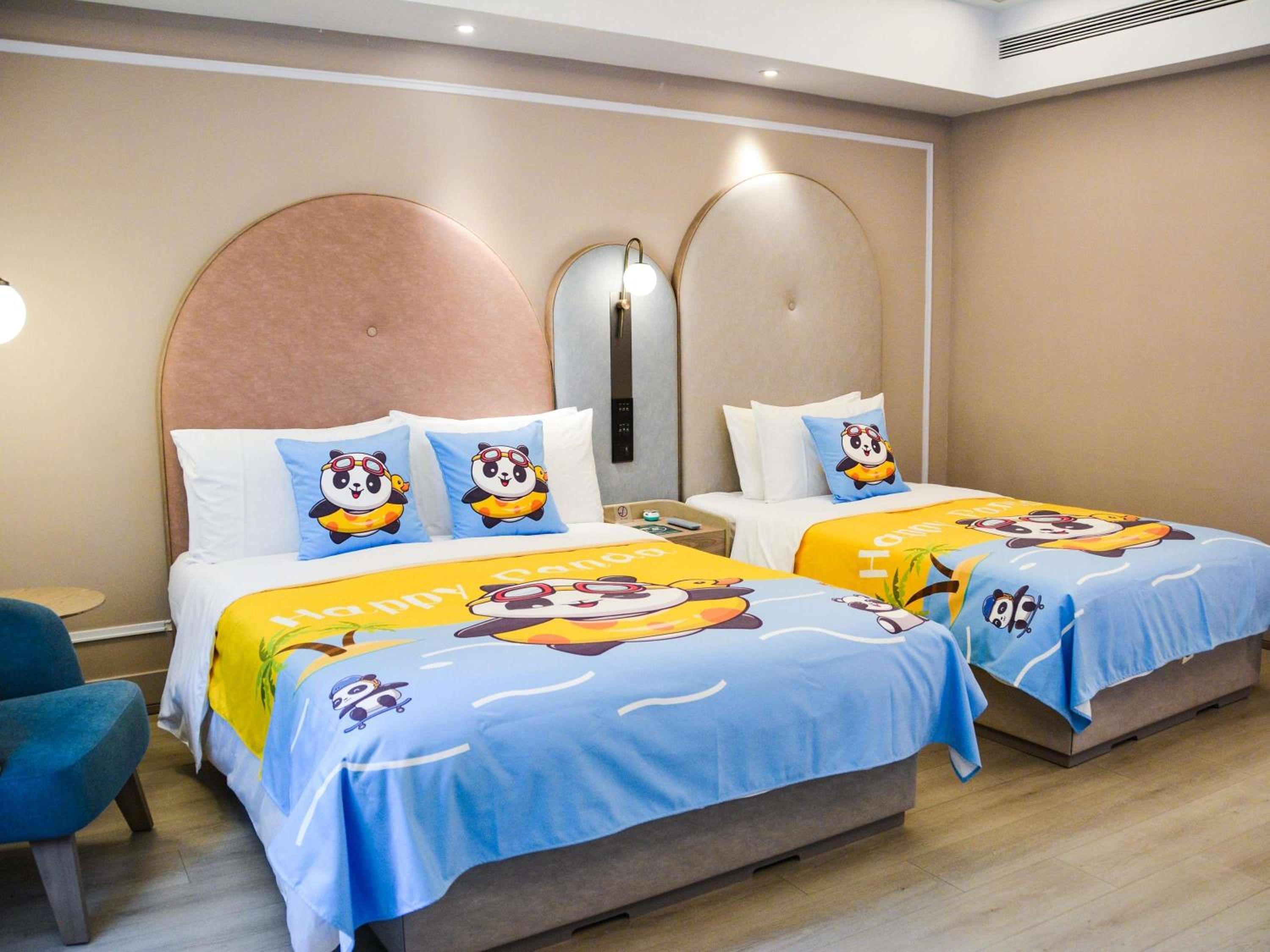Family Room with One Double Bed and One Single Bed photo 2