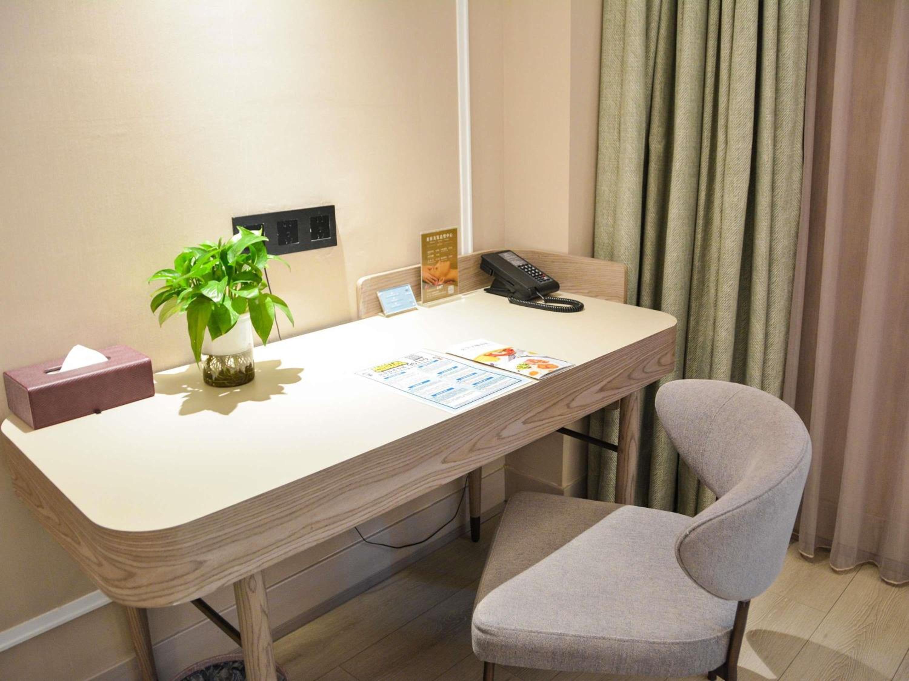 Family Room with One Double Bed and One Single Bed photo 3