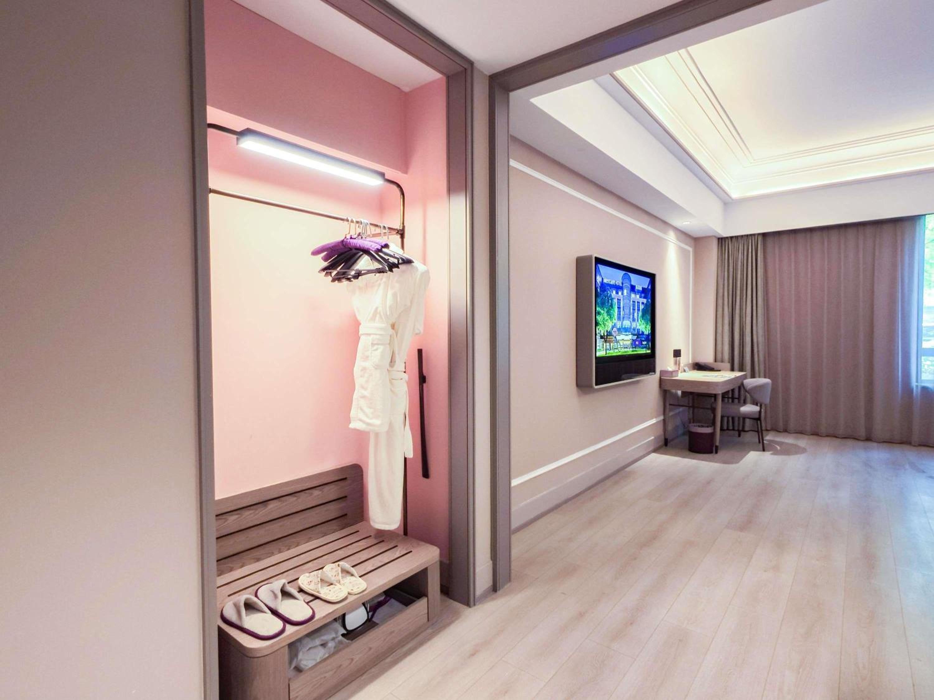 Family Room with One Double Bed and One Single Bed photo 1