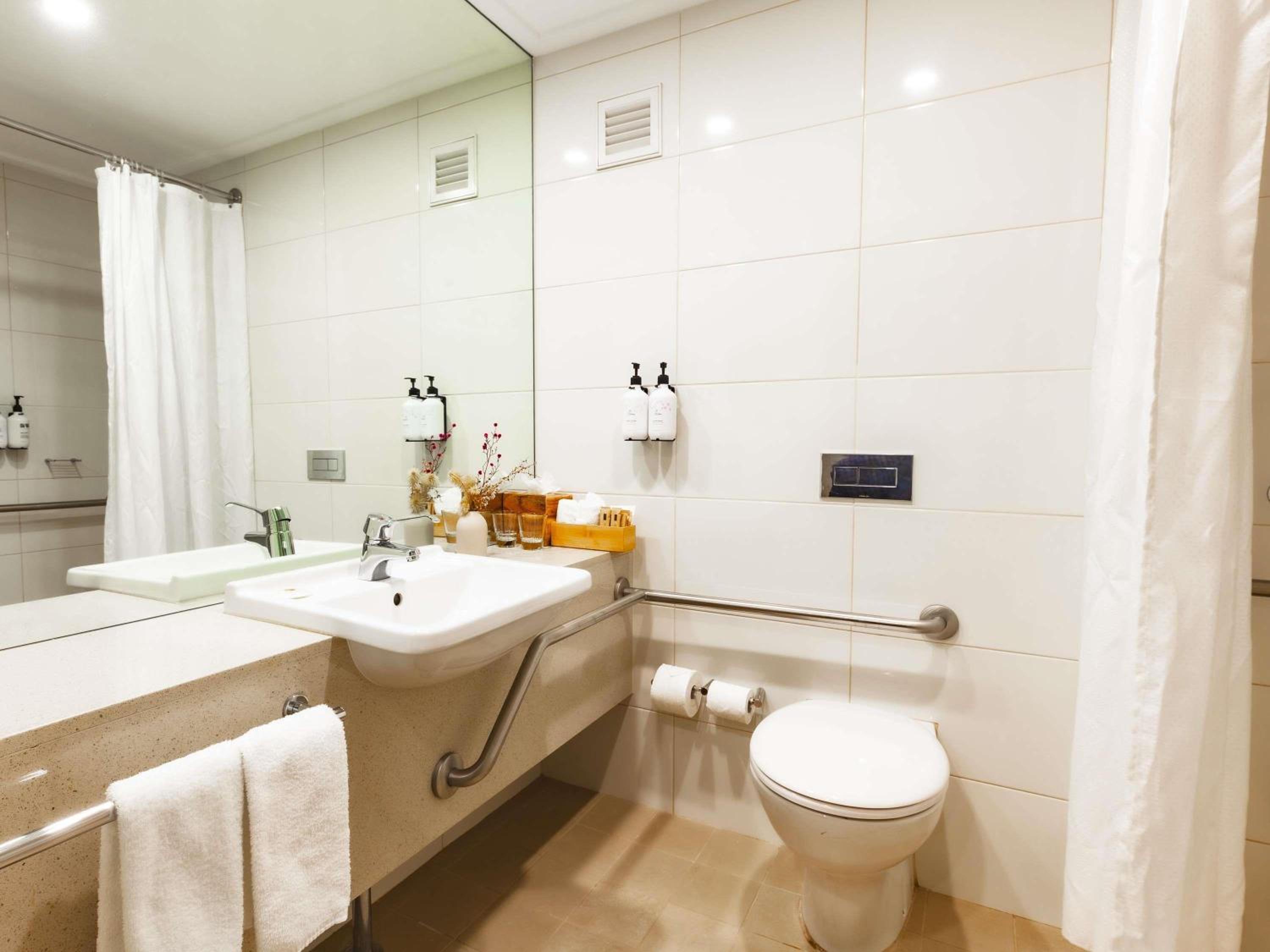 King Room - Wheelchair Accessible photo 2