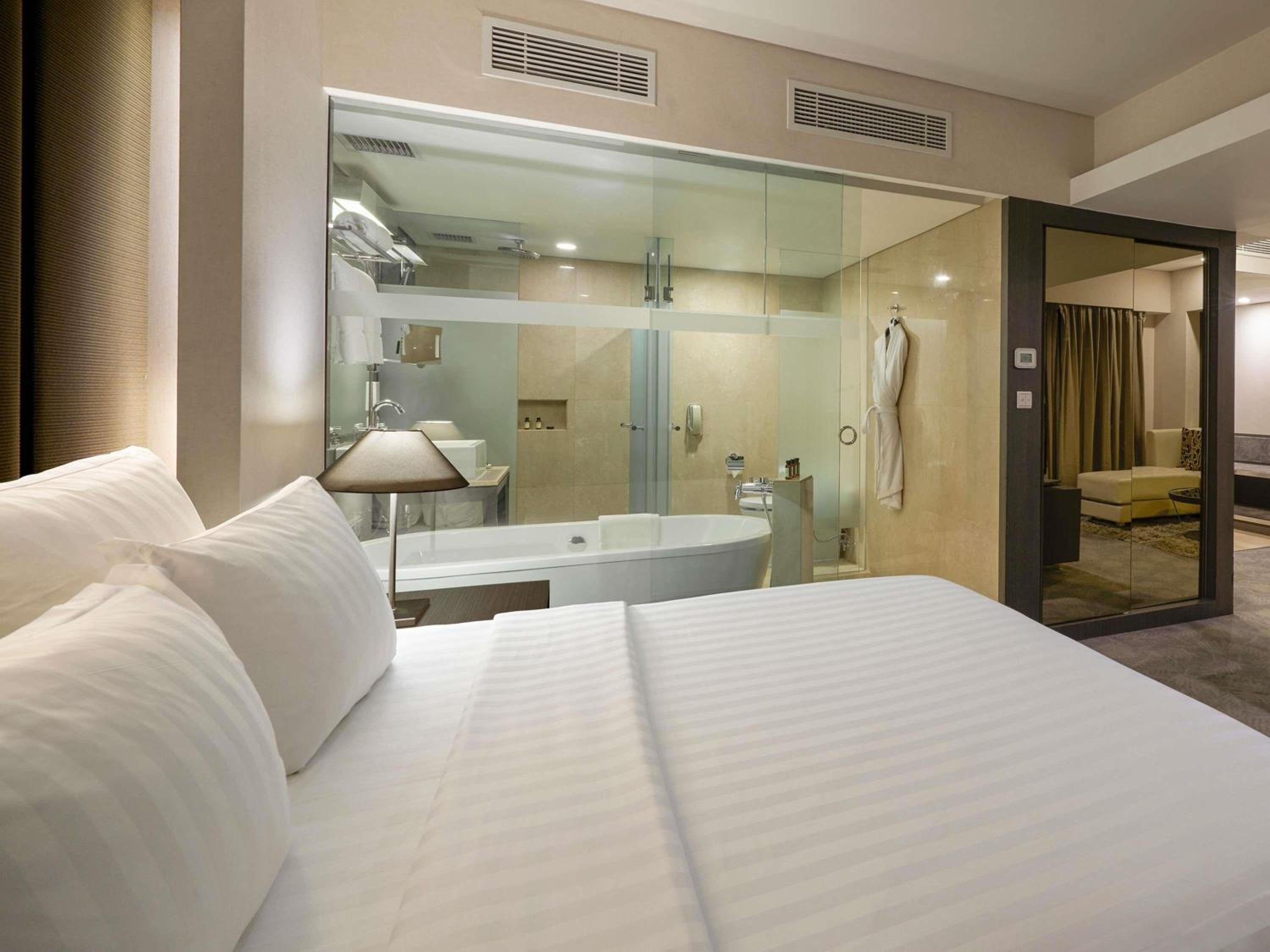 King Junior Suite with Lounge Access