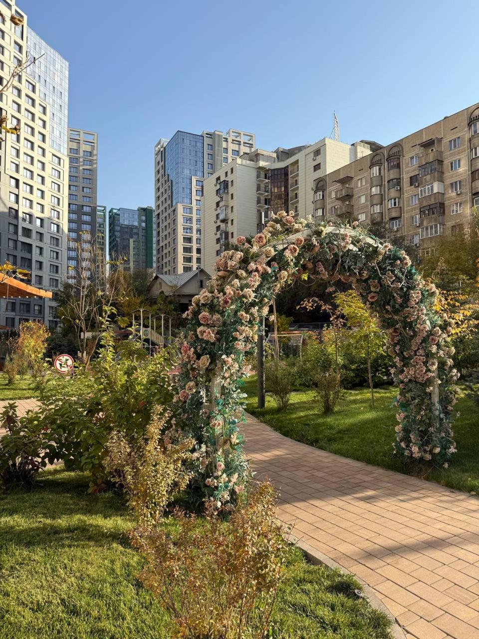 One-Bedroom Apartment with Balcony and Mountain View   photo 1