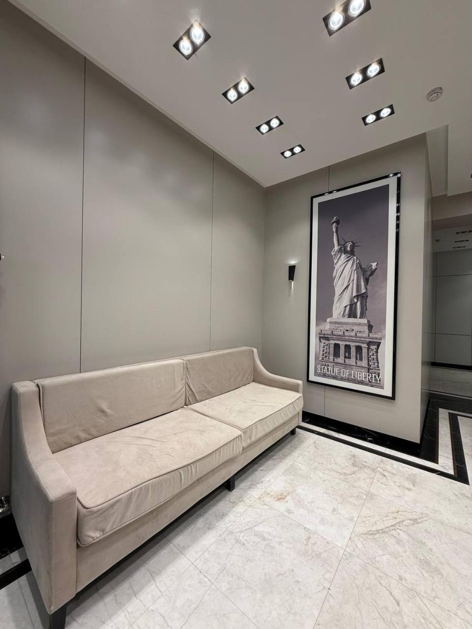 One-Bedroom Apartment with Balcony and Mountain View   photo 3