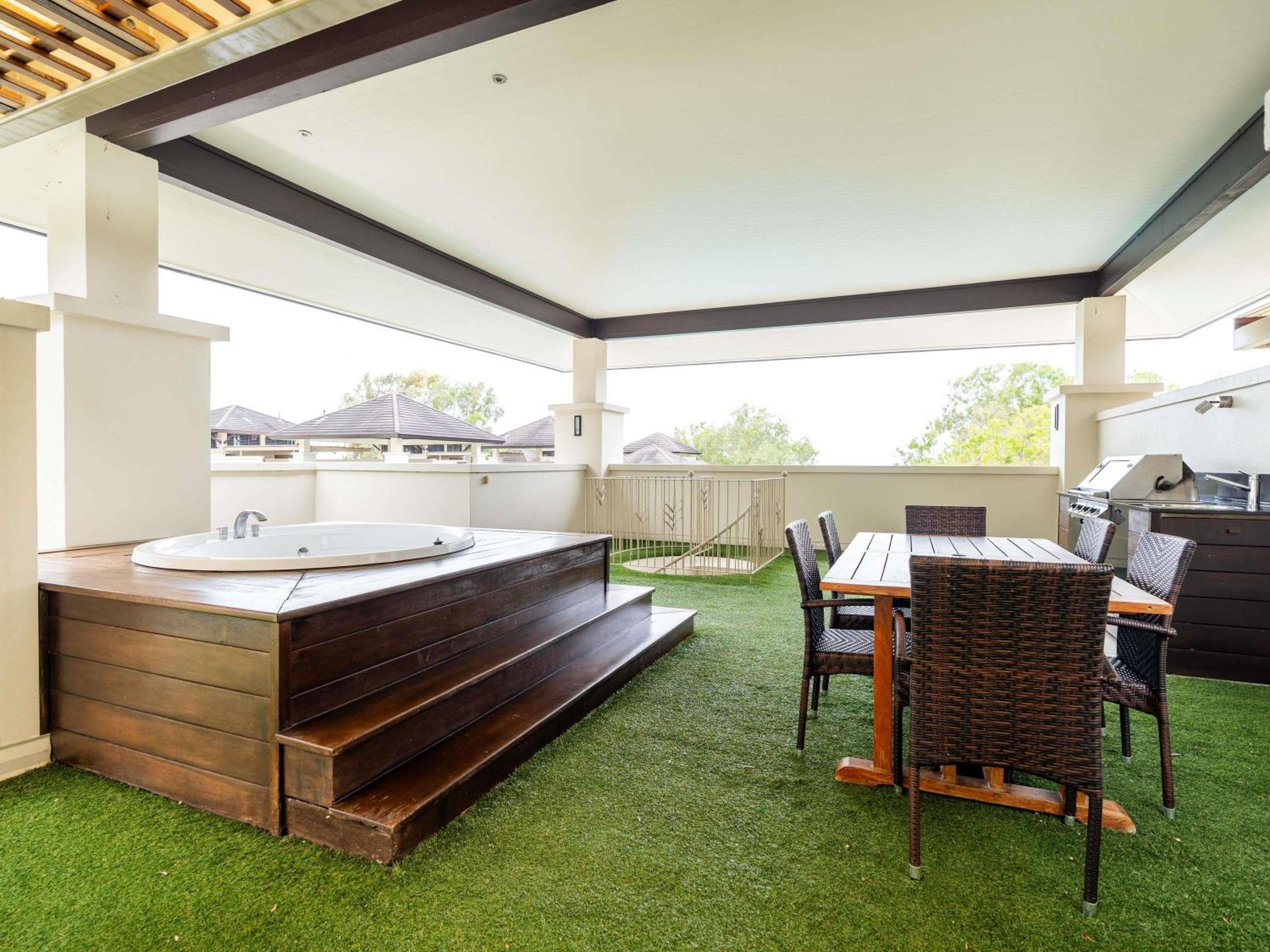 One-Bedroom Apartment with Rooftop Spa Bath - Photo 8