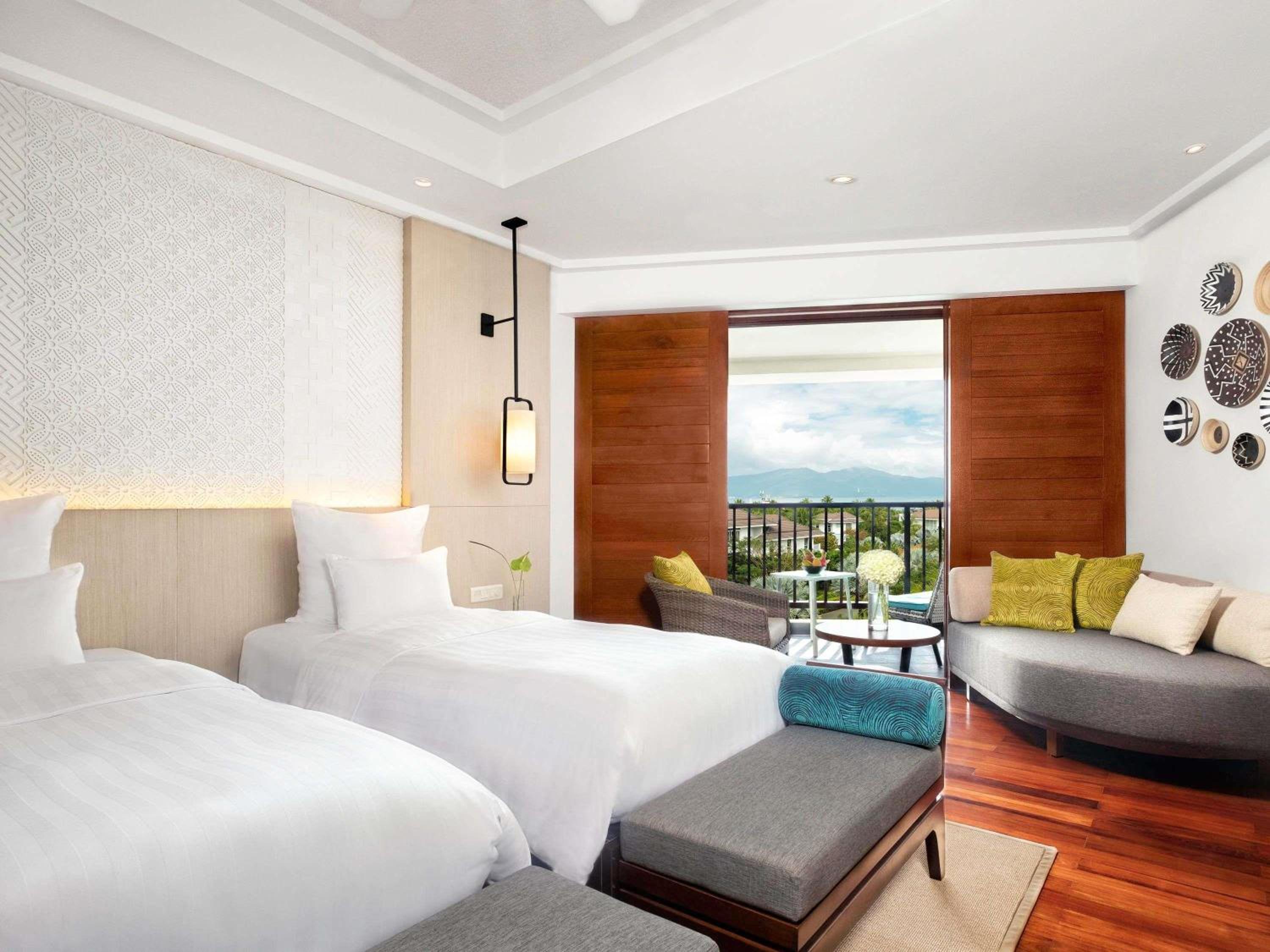 Deluxe Two Single Beds Room with Partial Ocean View