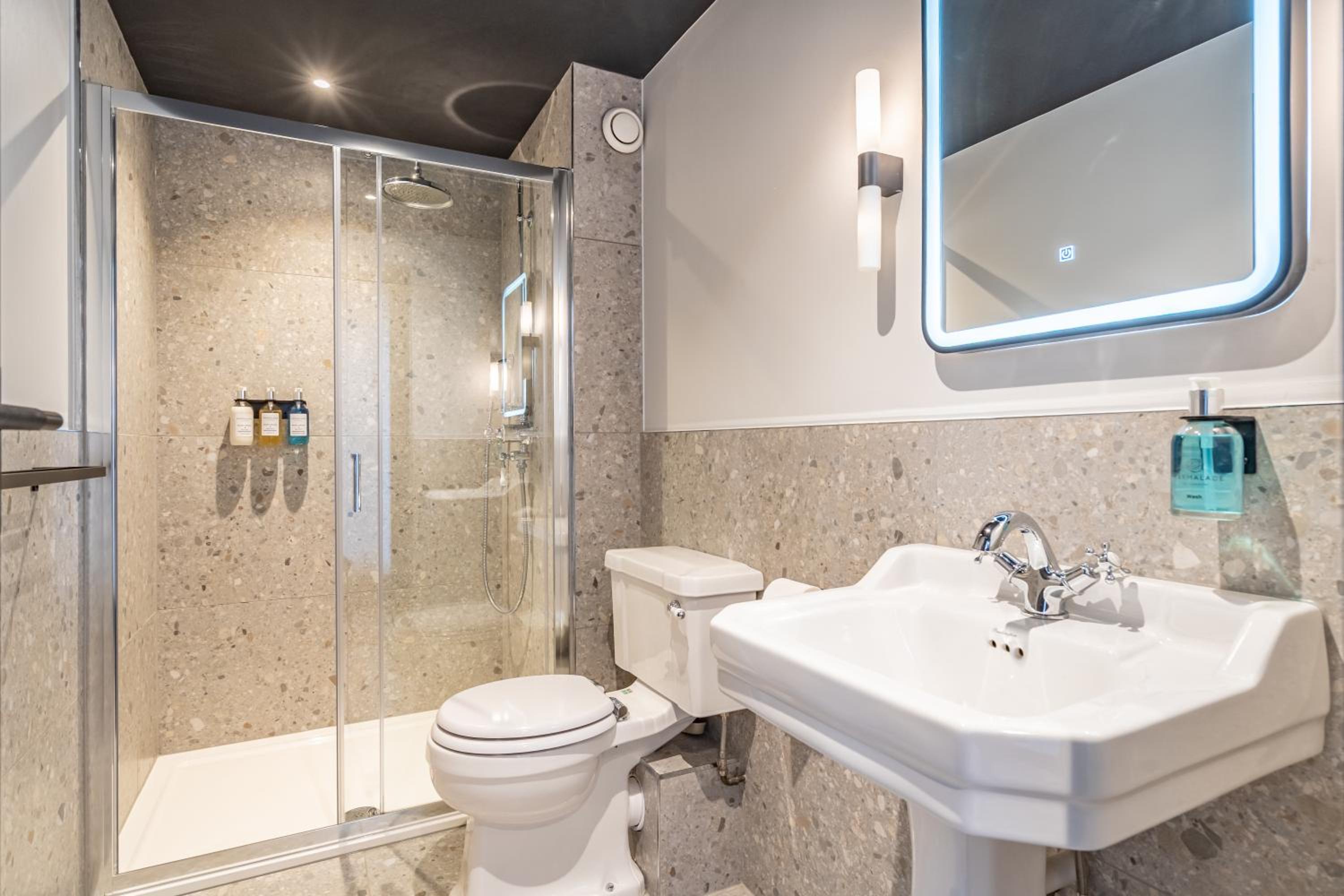 Deluxe Double Room with Bath photo 1