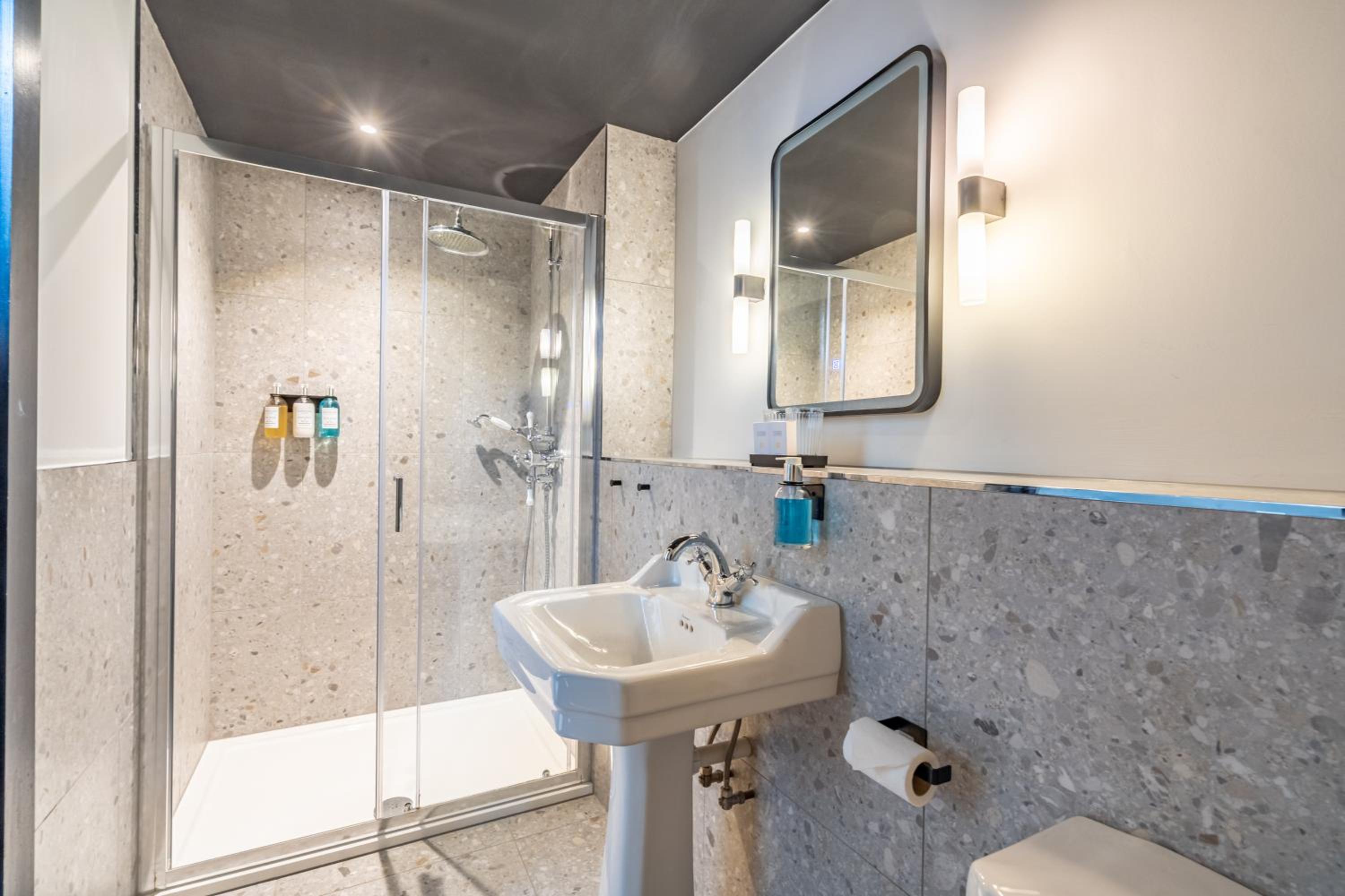 Deluxe Double Room with Bath photo 2
