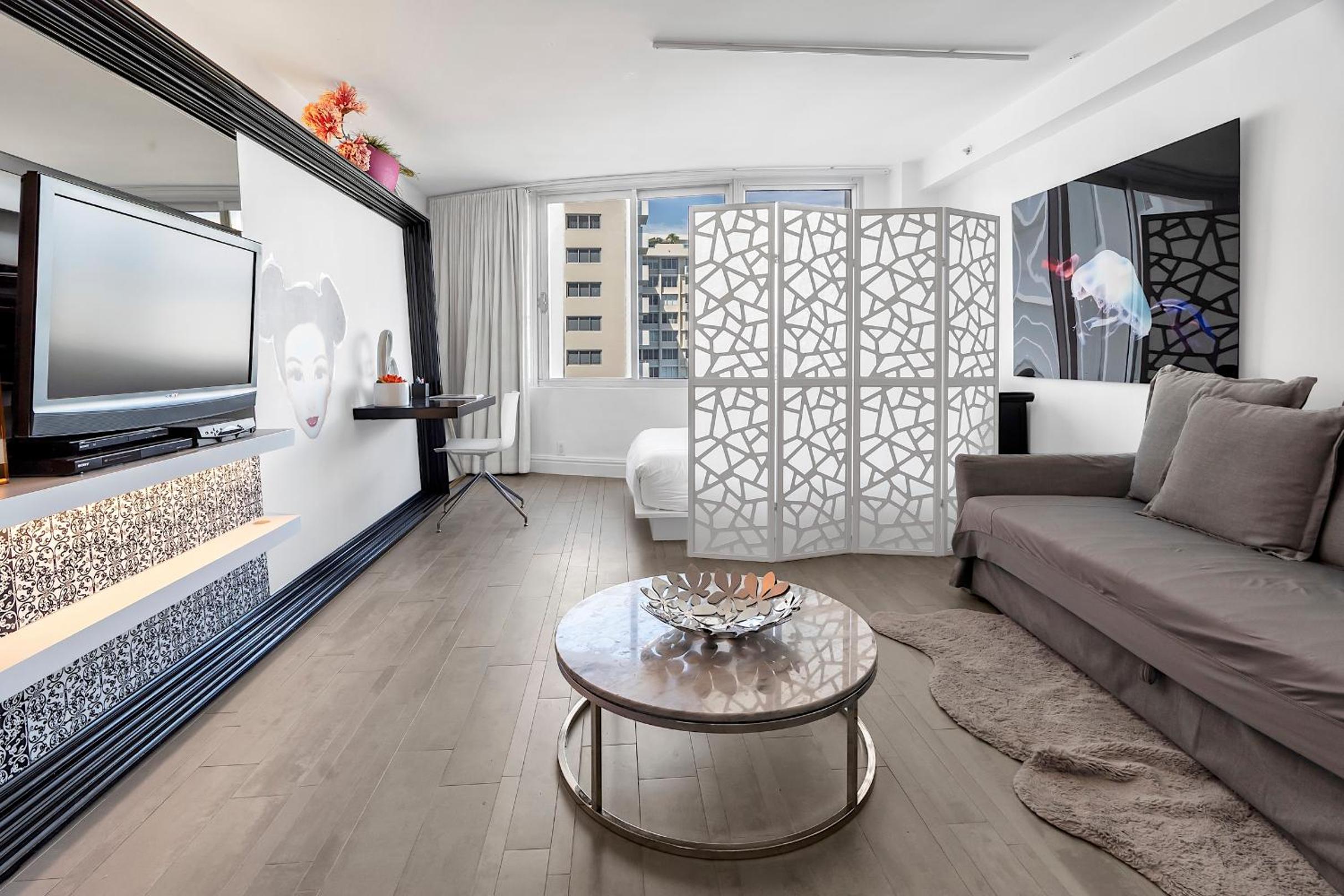 One-Bedroom Apartment with City View