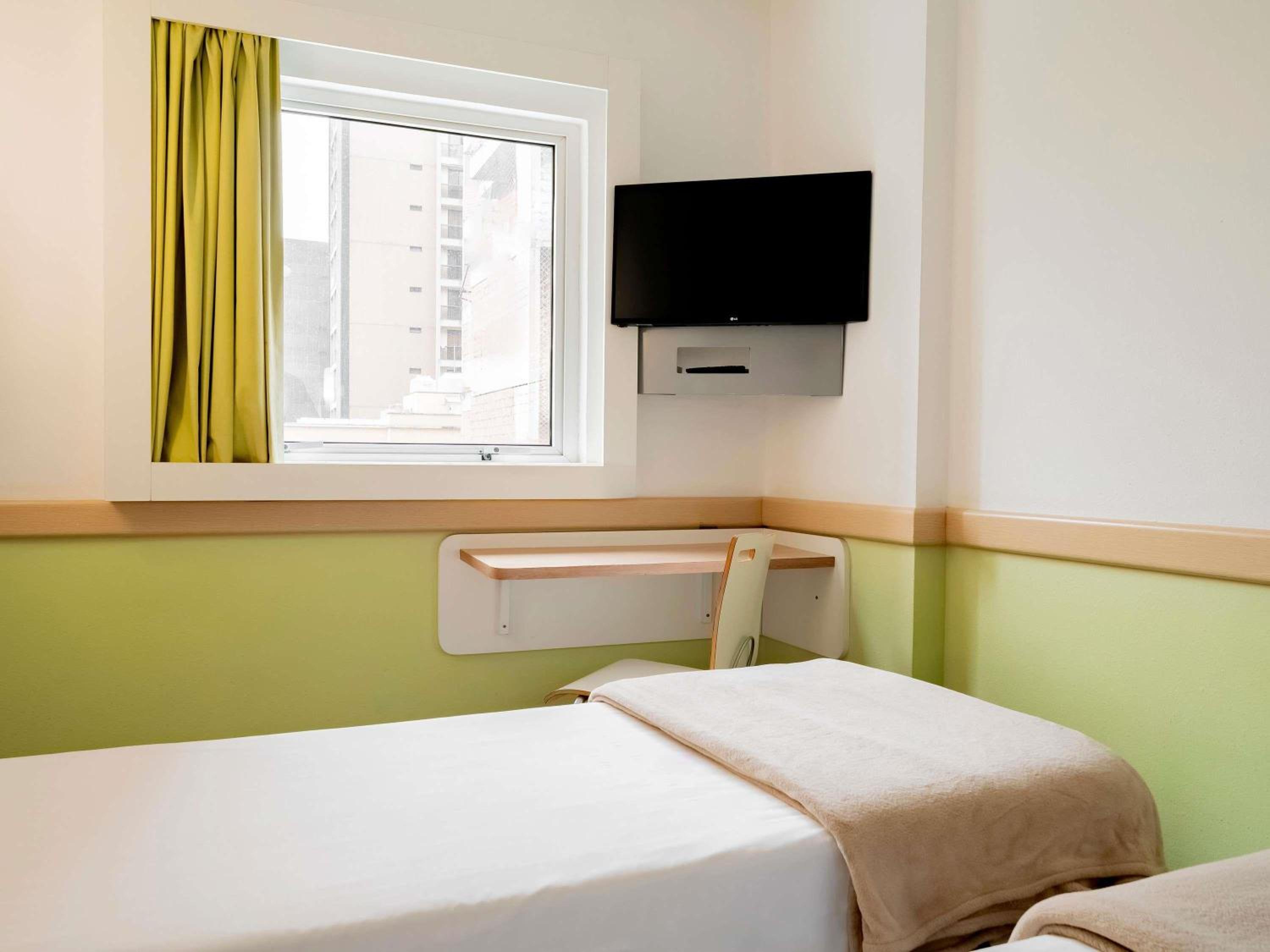 Standard Room with 2 Twin Beds photo 3