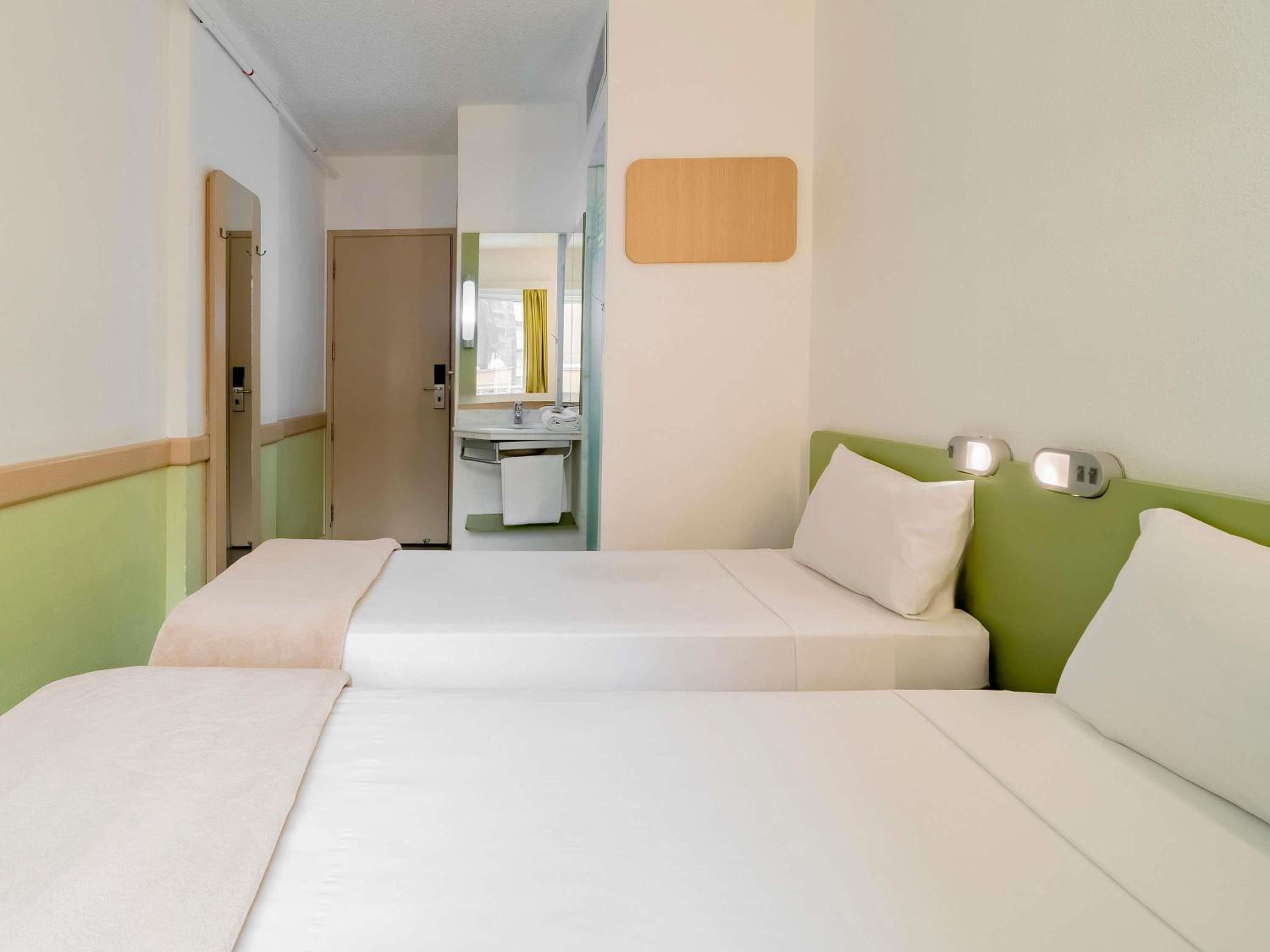 Standard Room with 2 Twin Beds photo 1
