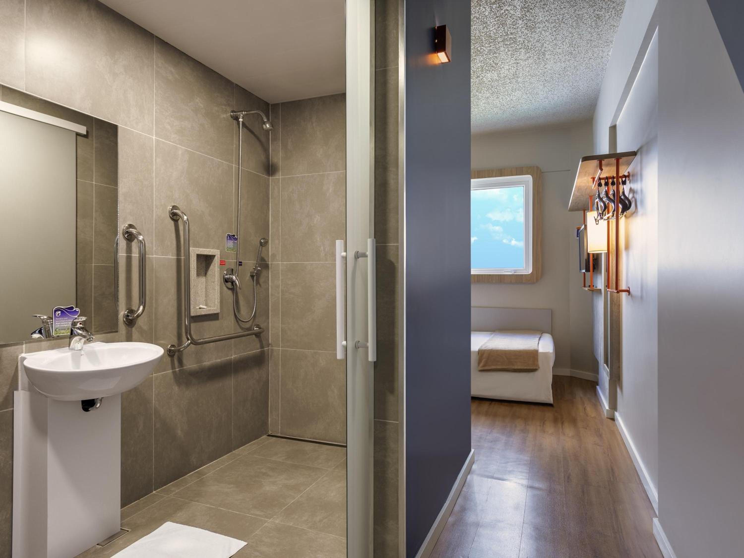 Standard Double Room - Disability Access photo 2