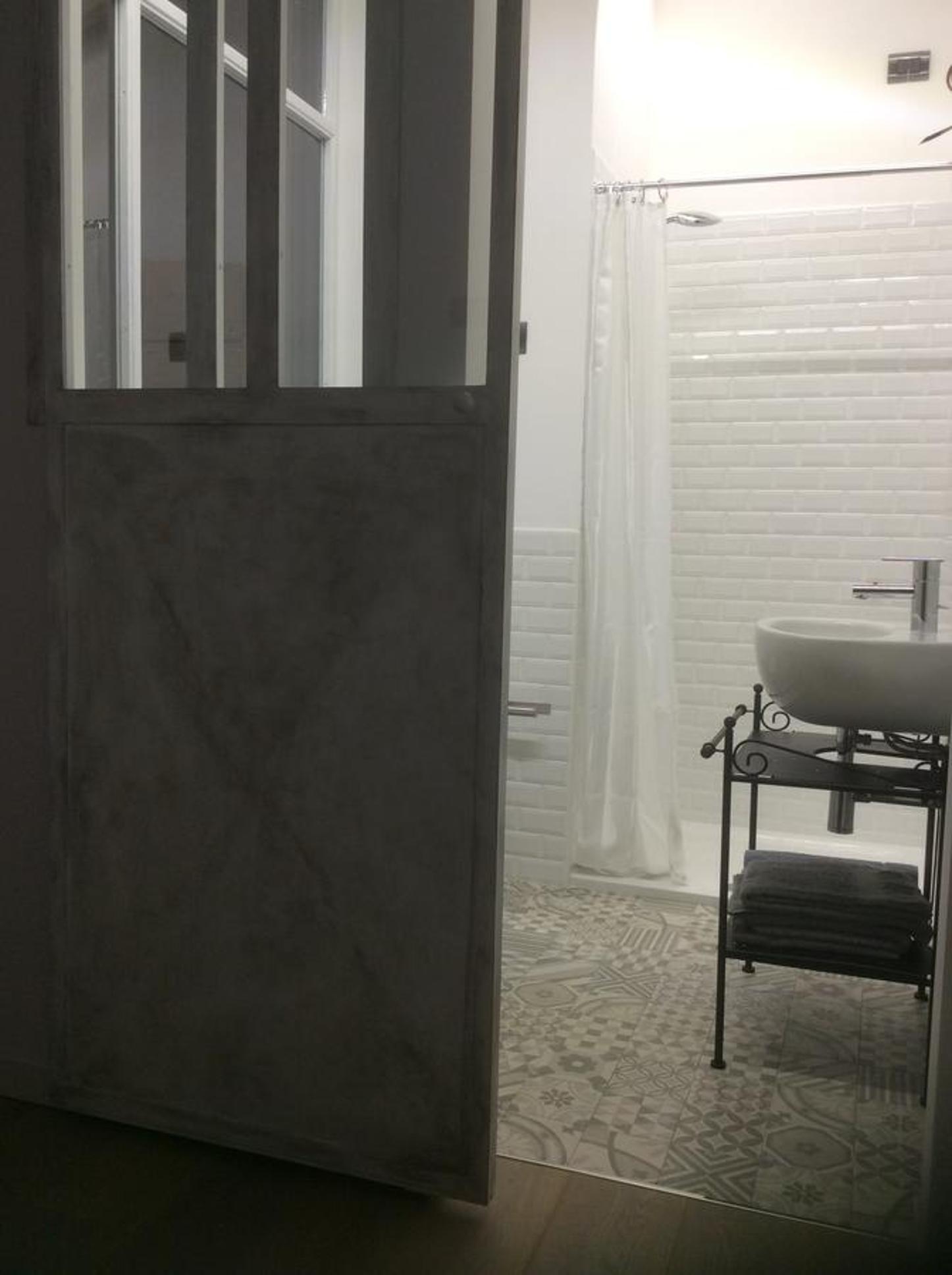 Single Room with Private Bathroom photo 2