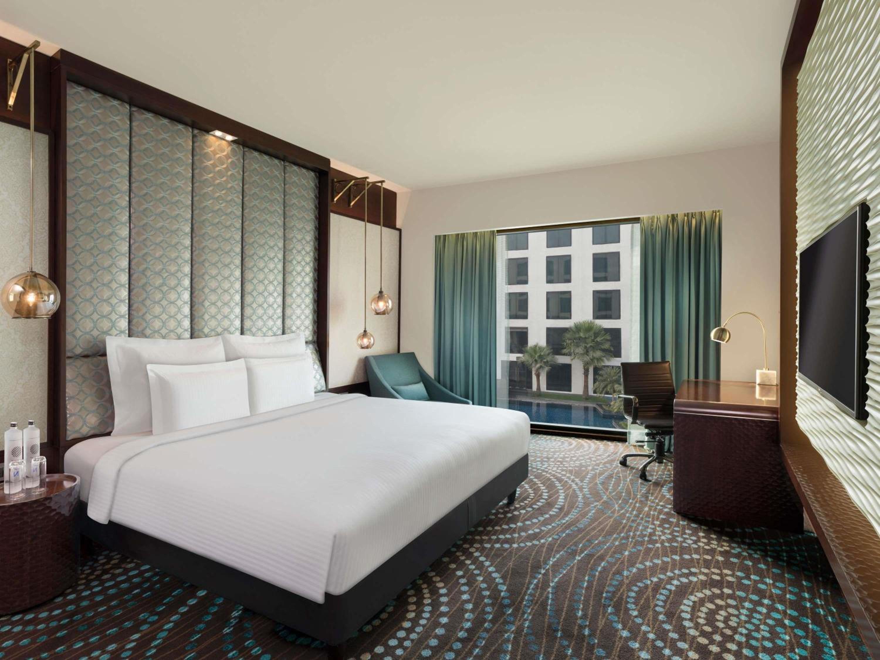 Superior King Room with Pool View and Bathtub