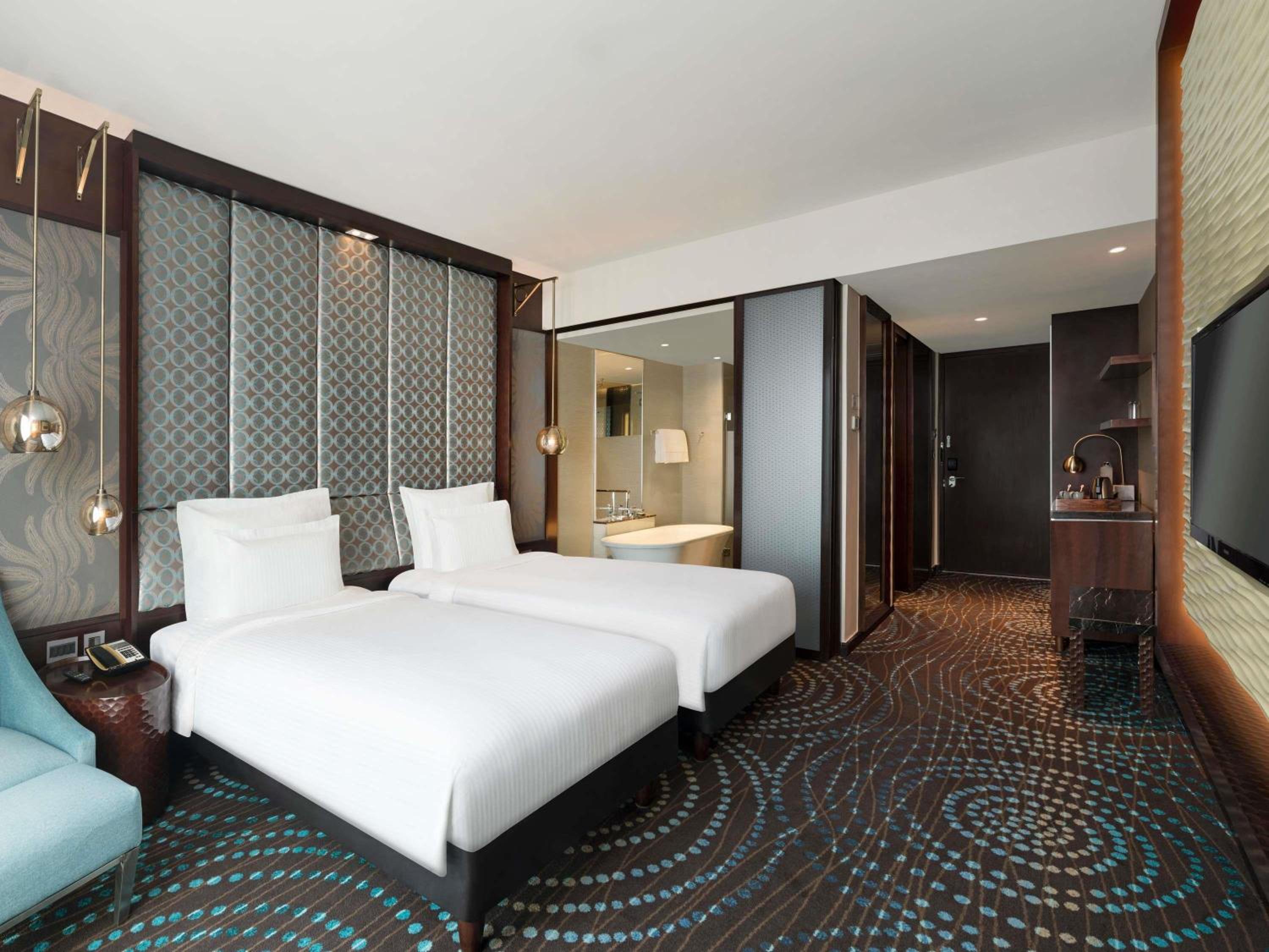 Superior Twin Room with Pool View and Bathtub thumbnail 5