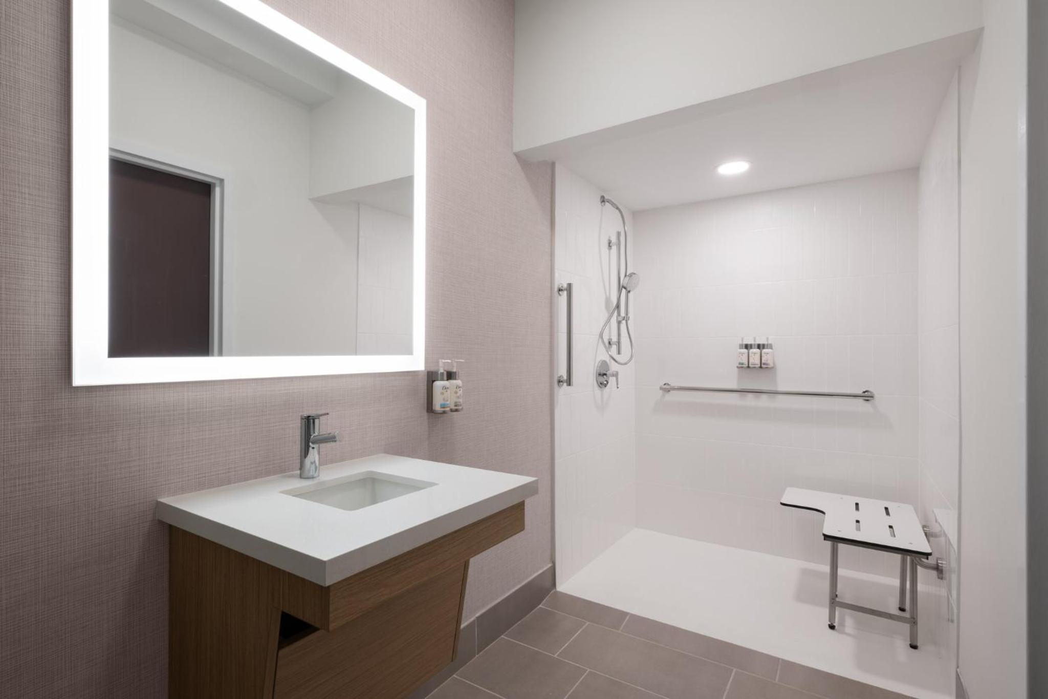 Standard King Room with Mobility Accessible Roll-In Shower - Photo 6