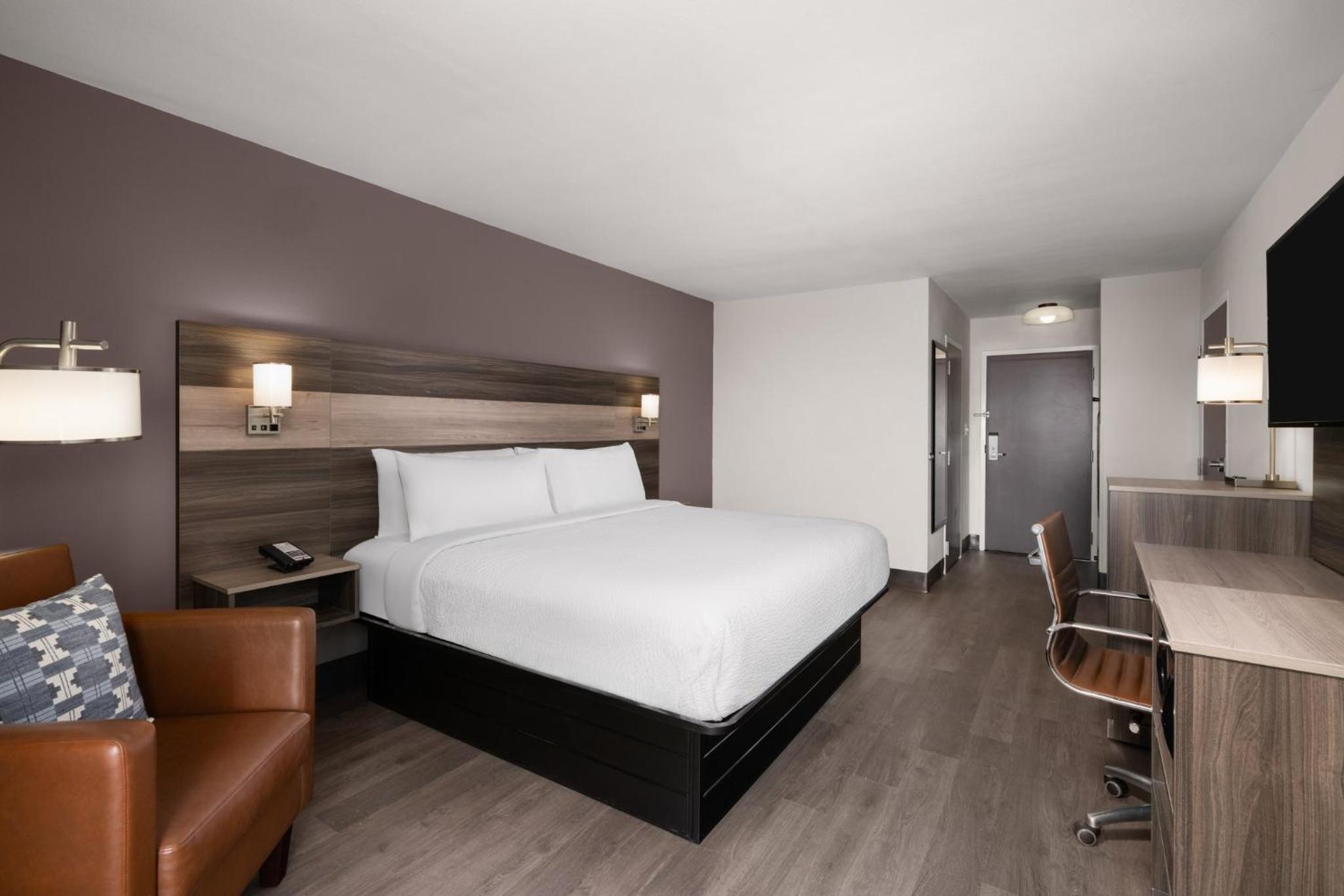 Standard King Room - Photo 8