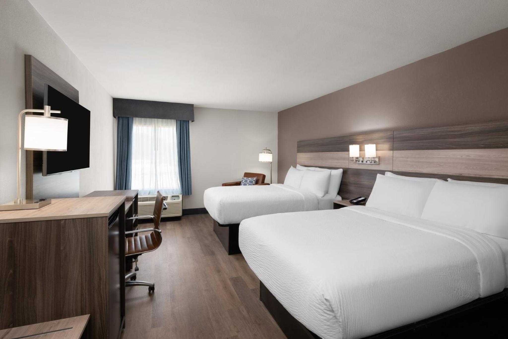 Standard Queen Room with Two Queen Beds - Photo 7
