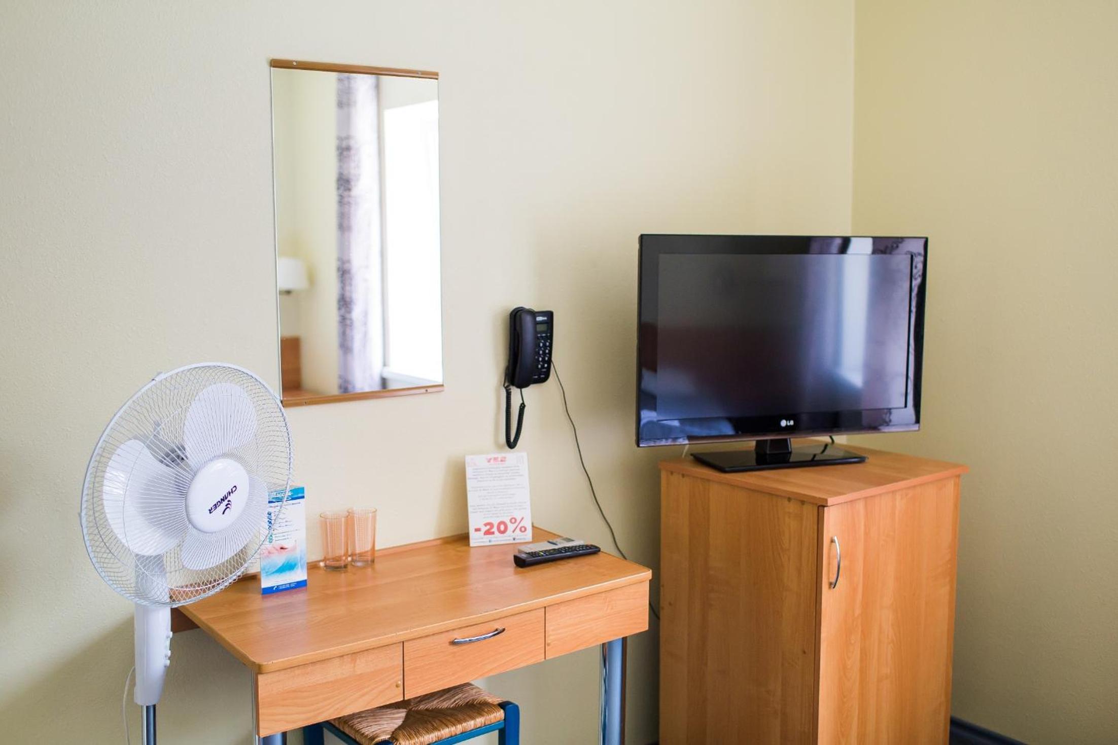 Twin Room - Photo 10