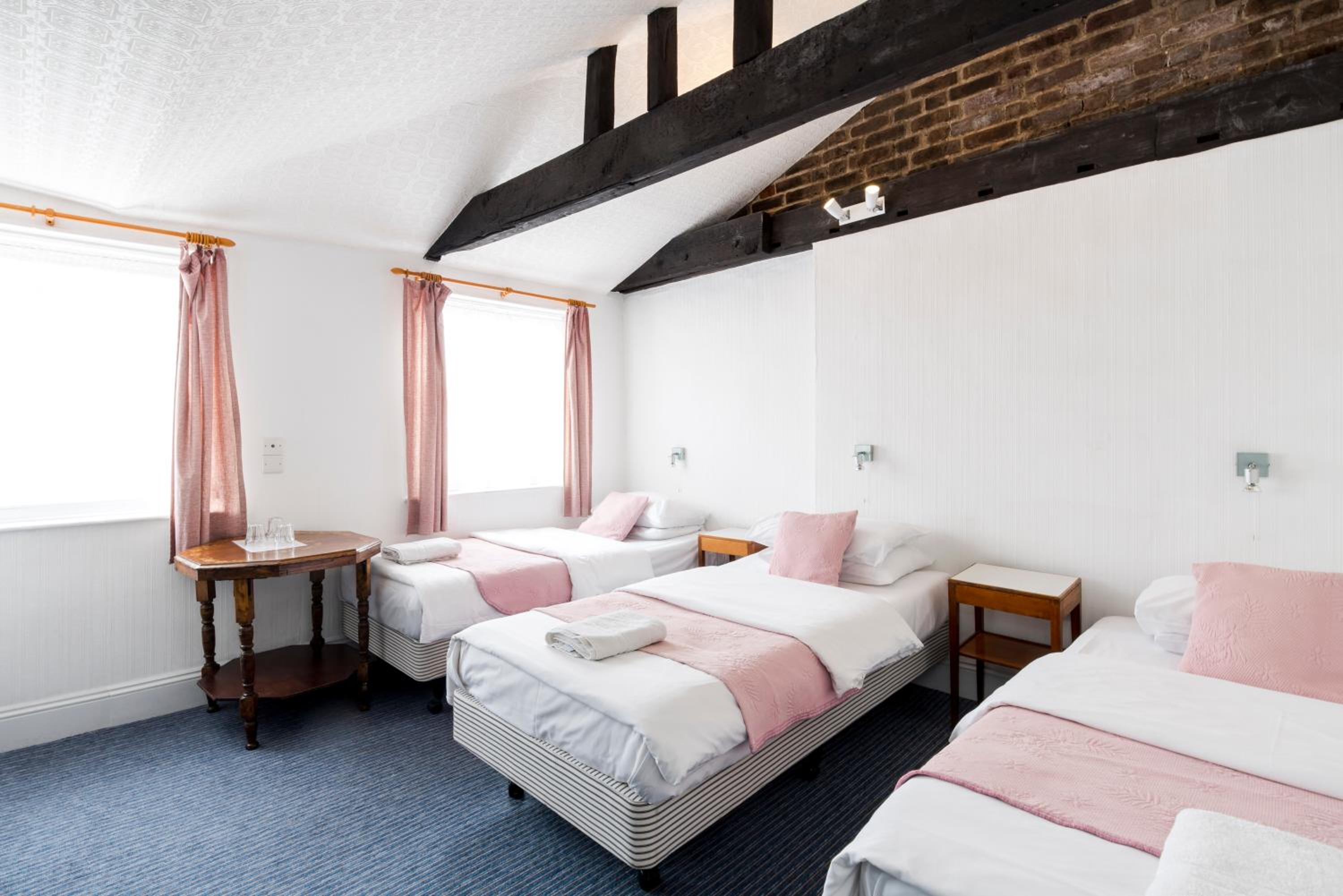 Top Floor Triple Room with Shared Bathroom photo 2