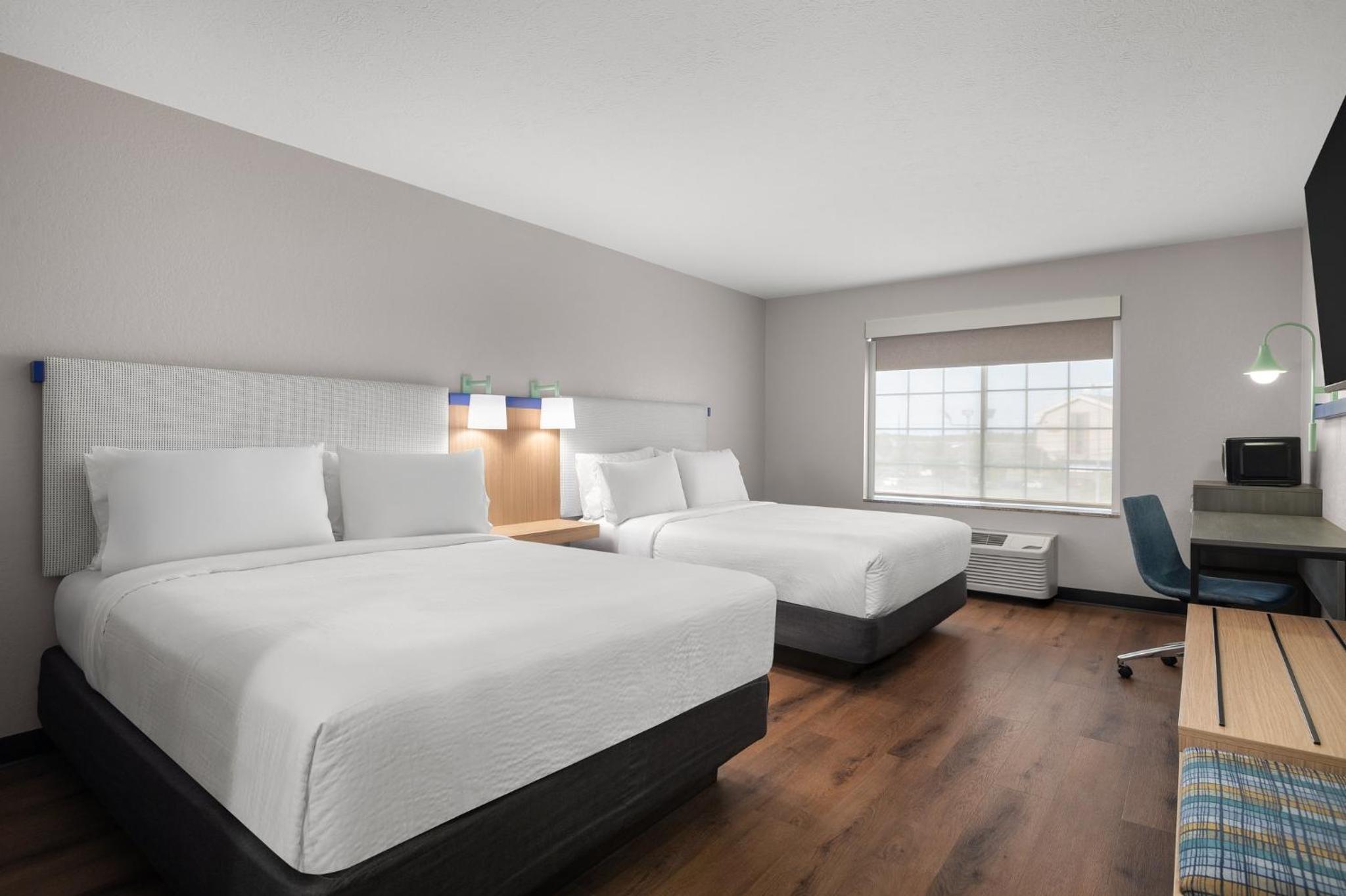 Standard Queen Room with Two Queen Beds and Shower Bath - Photo 3