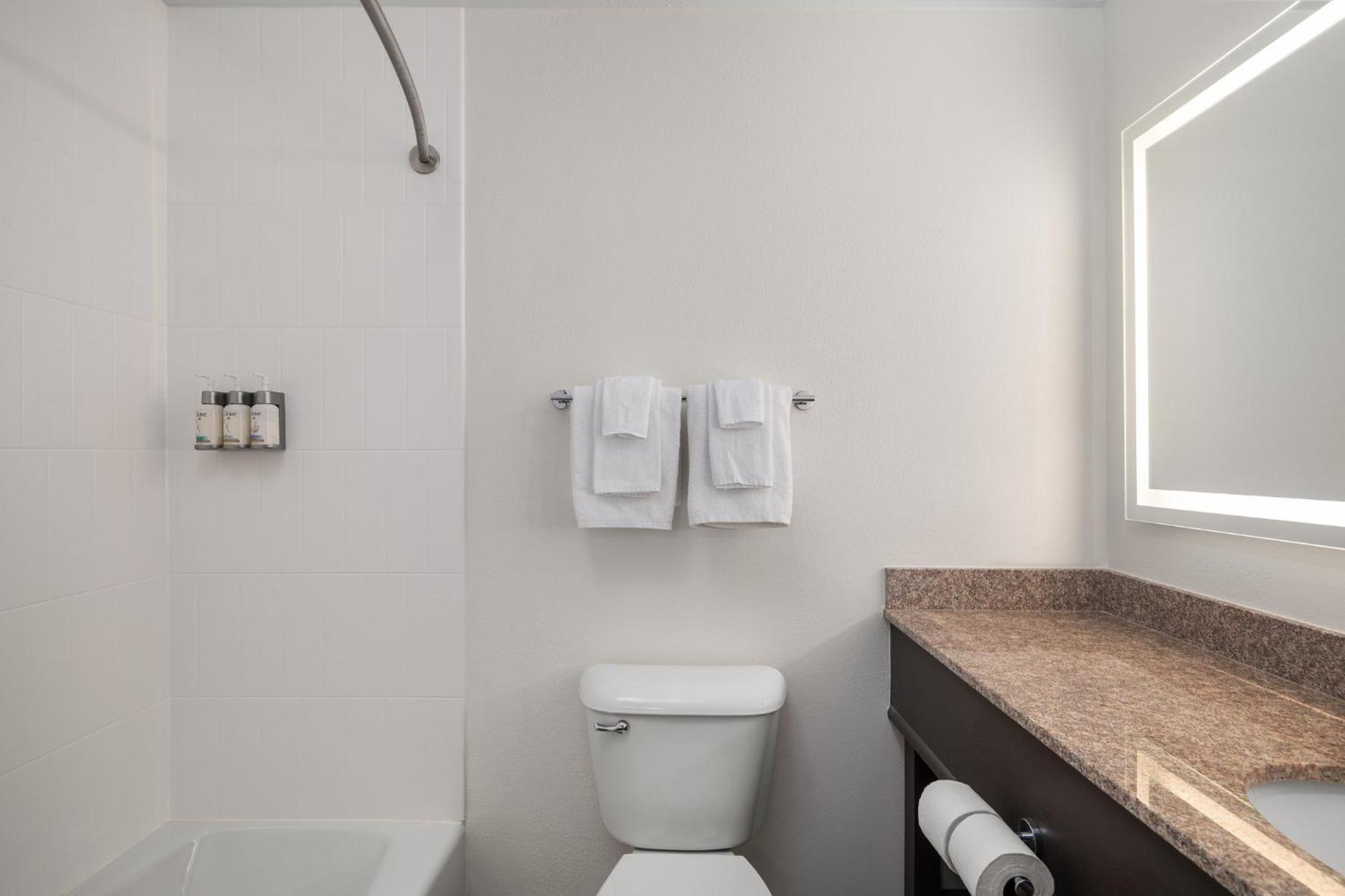 Standard Queen Room with Two Queen Beds and Shower Bath - Photo 4