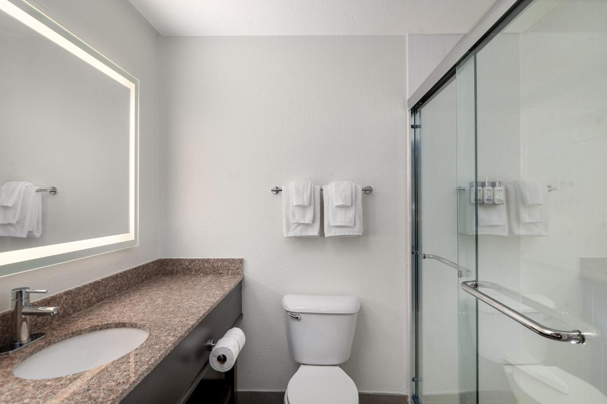 Standard Queen Room with Two Queen Beds and Walk-In Shower - Photo 5