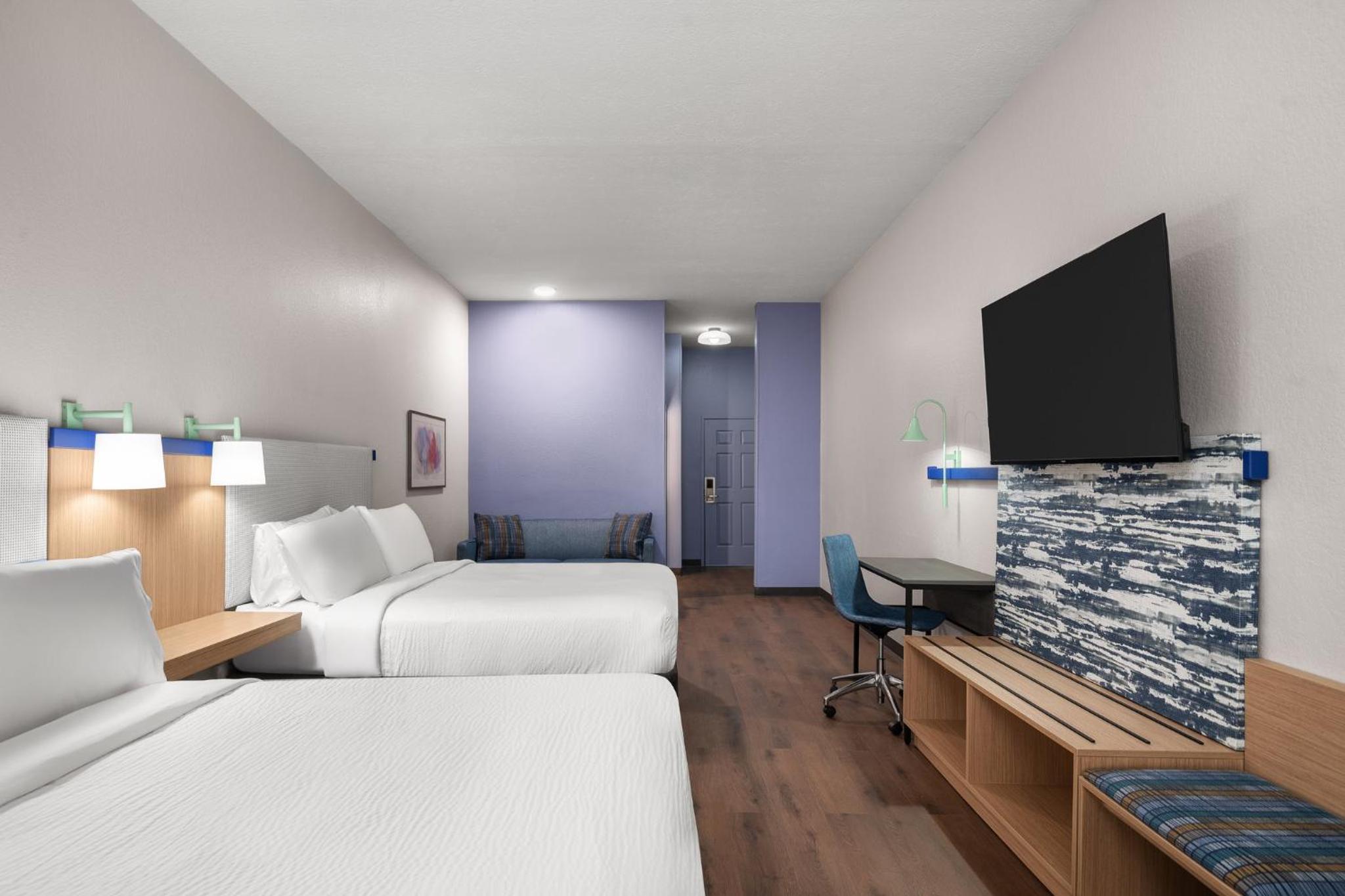 Queen Room with Two Queen Beds - Disability Access with Bath Tub