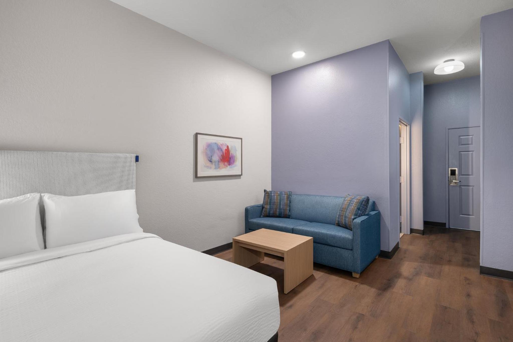 Standard Queen Room with Two Queen Beds and Shower Bath - Photo 5