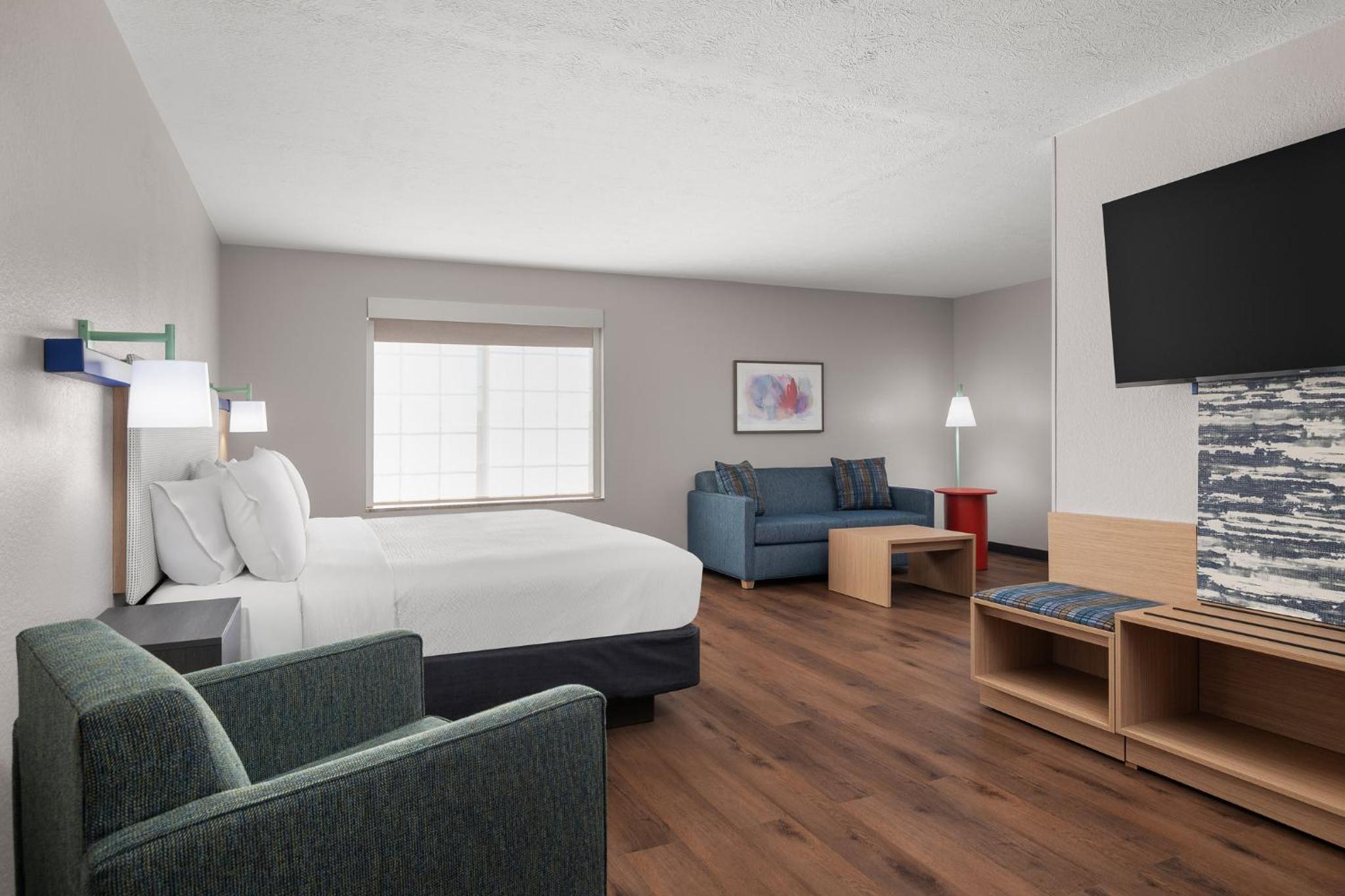 One-Bedroom King Suite - Photo 5